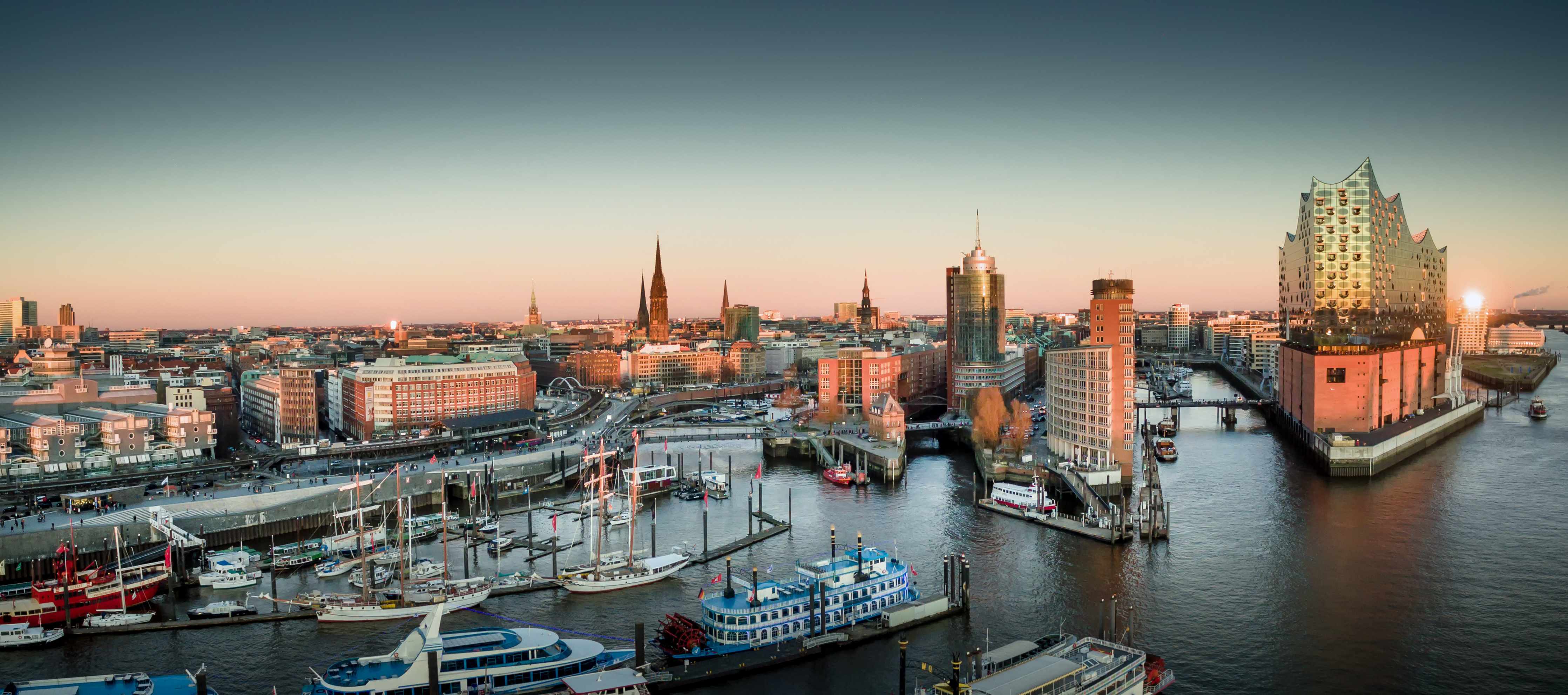 Wandverkleidung Wohnzimmer-Hamburger Hafen mit moderner Skyline bei Sonnenuntergang