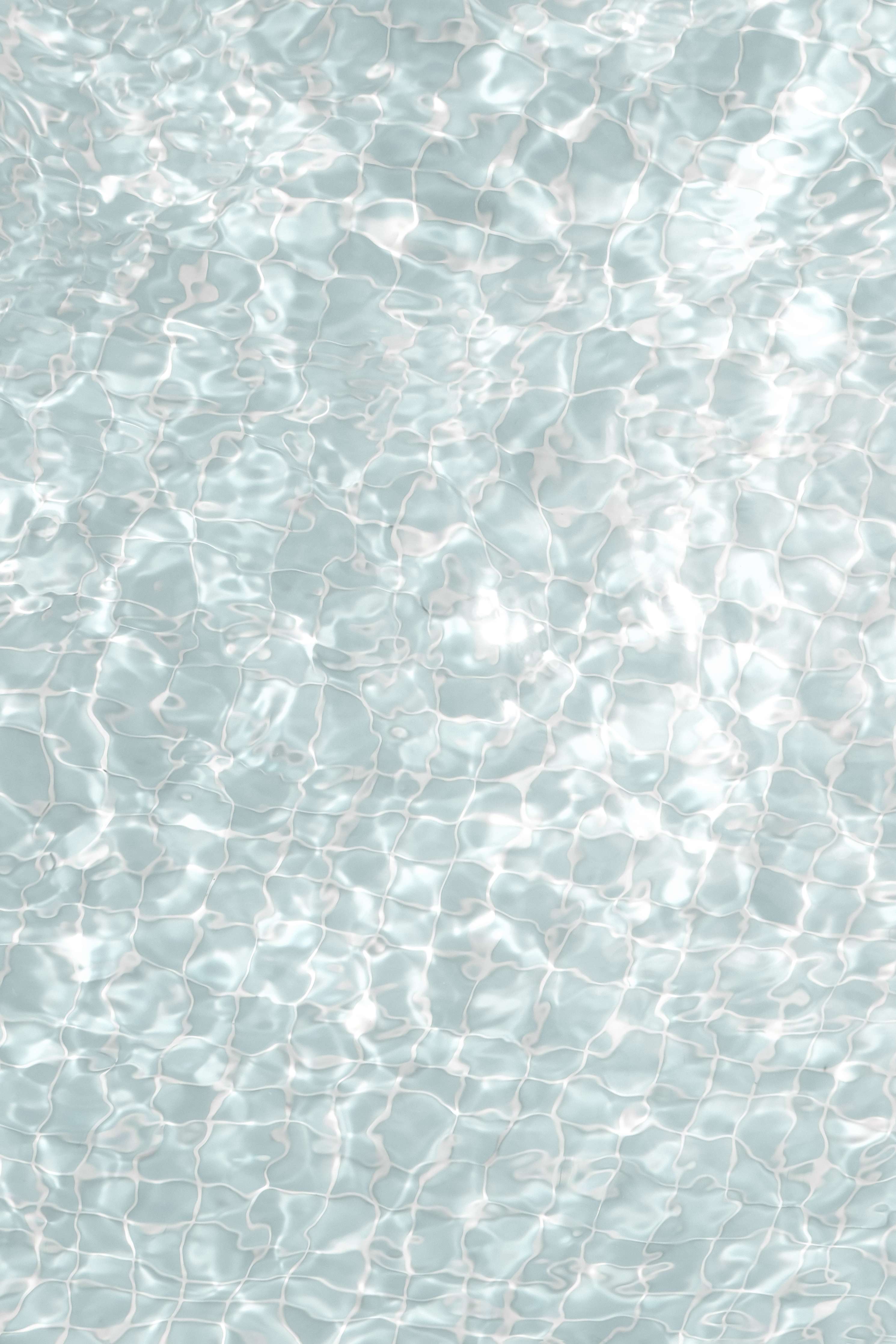 Wandverkleidung Wohnzimmer-Helles Wasser mit Lichtreflexen