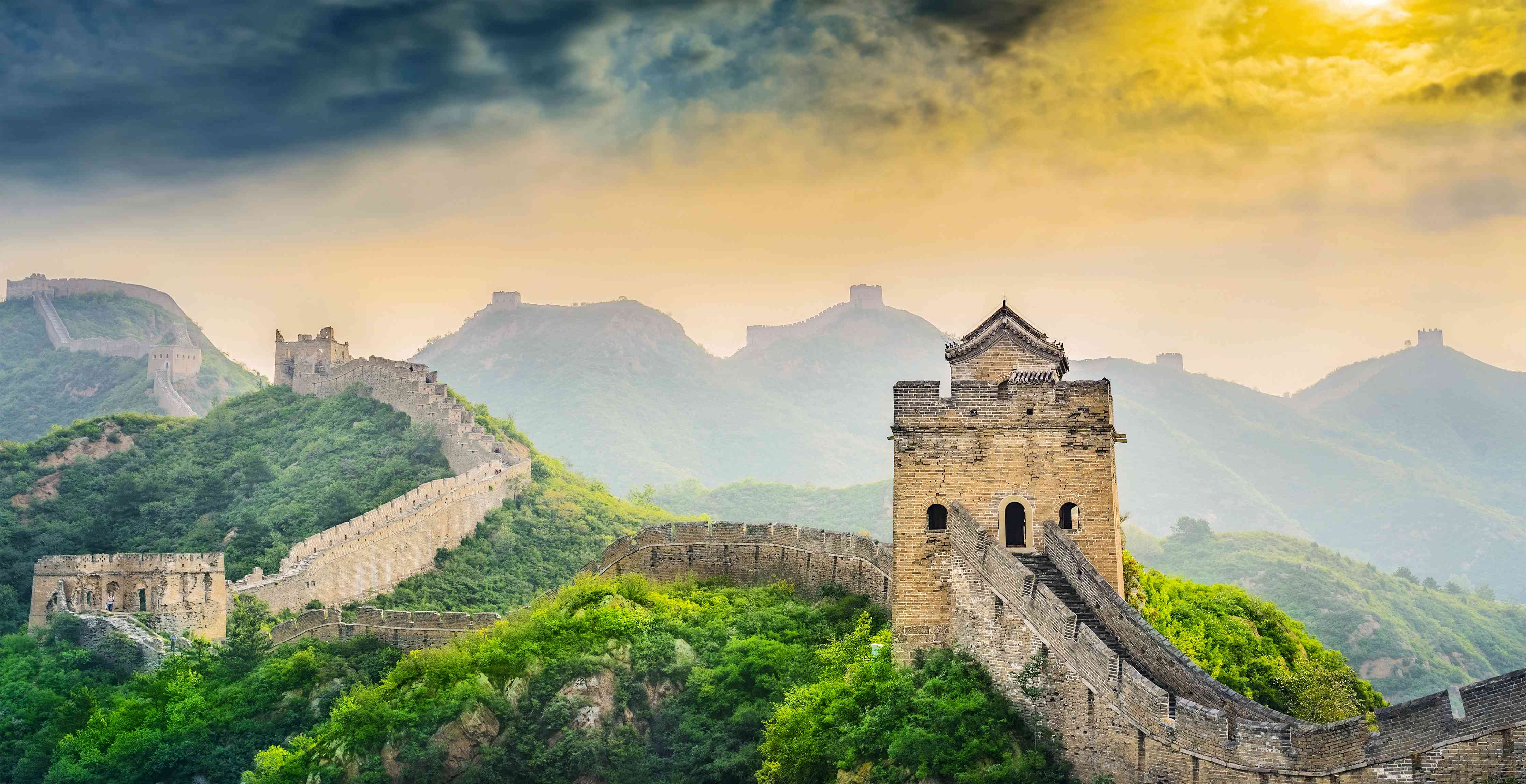 Wandverkleidung Wohnzimmer-Historische Chinesische Mauer im Nebel