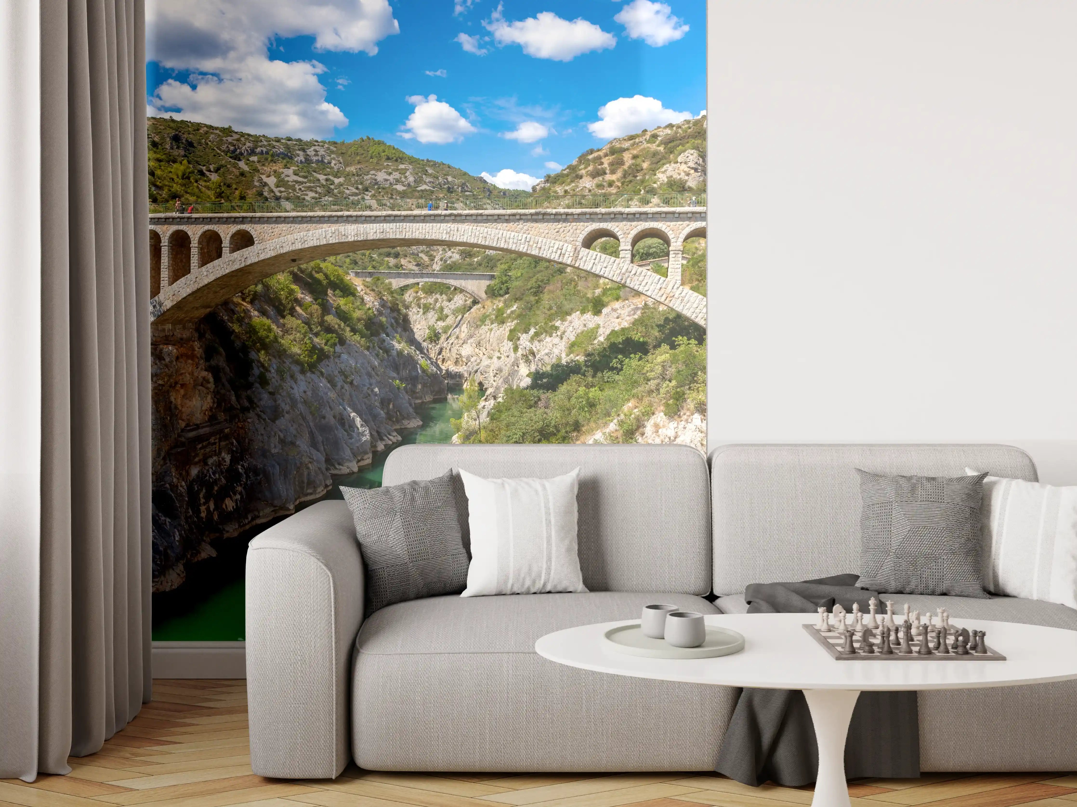 Wandverkleidung Wohnzimmer - Historische Steinbrücke über Fluss inmitten der Natur