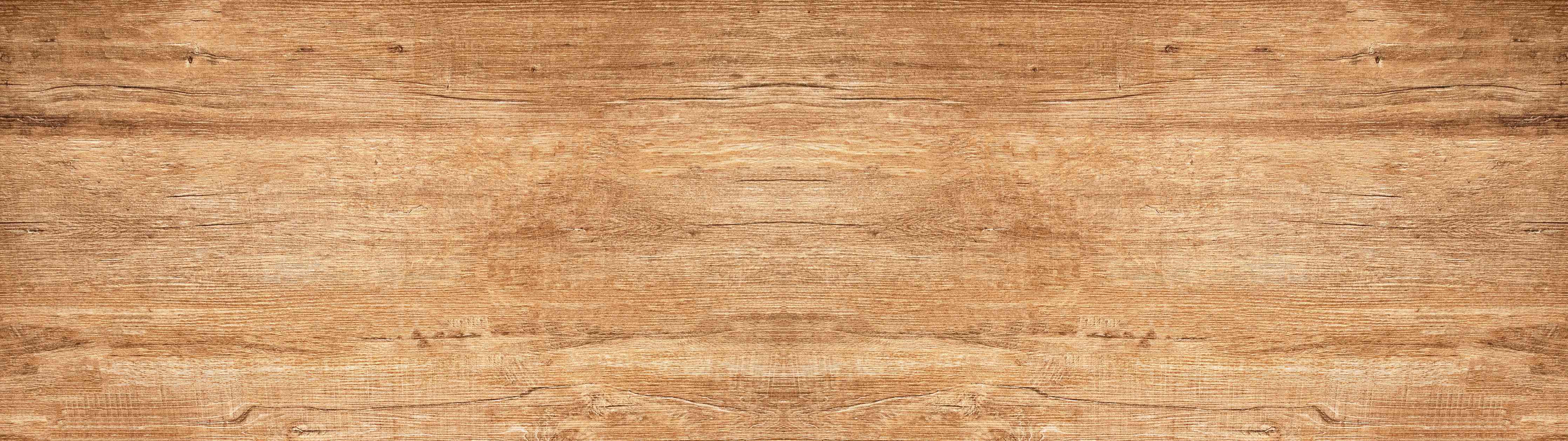 Wandverkleidung Wohnzimmer-Holzmaserung in warmen Tönen