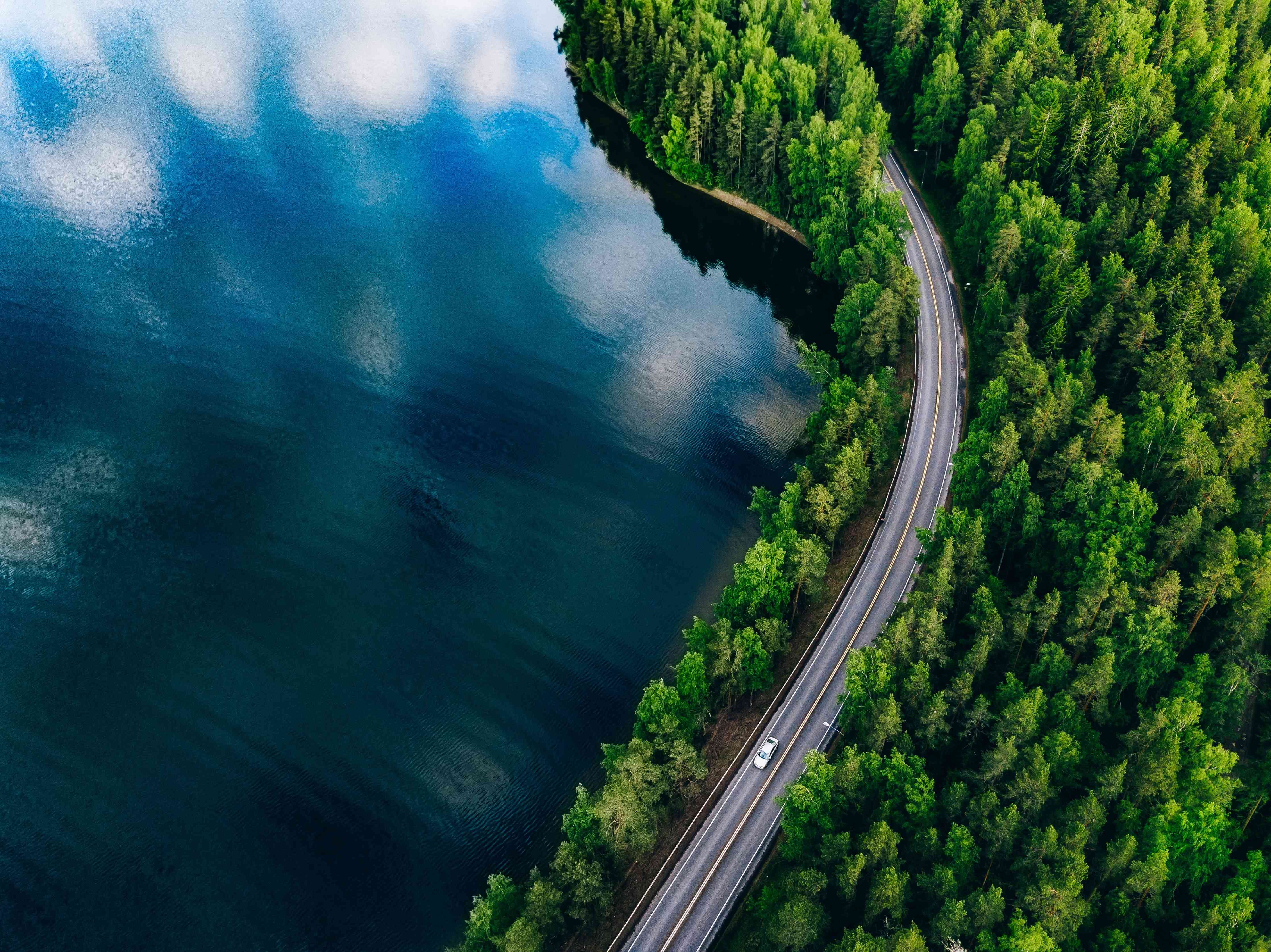 Wandverkleidung Wohnzimmer-Idyllische Seenlandschaft mit Wald und schönem Himmel