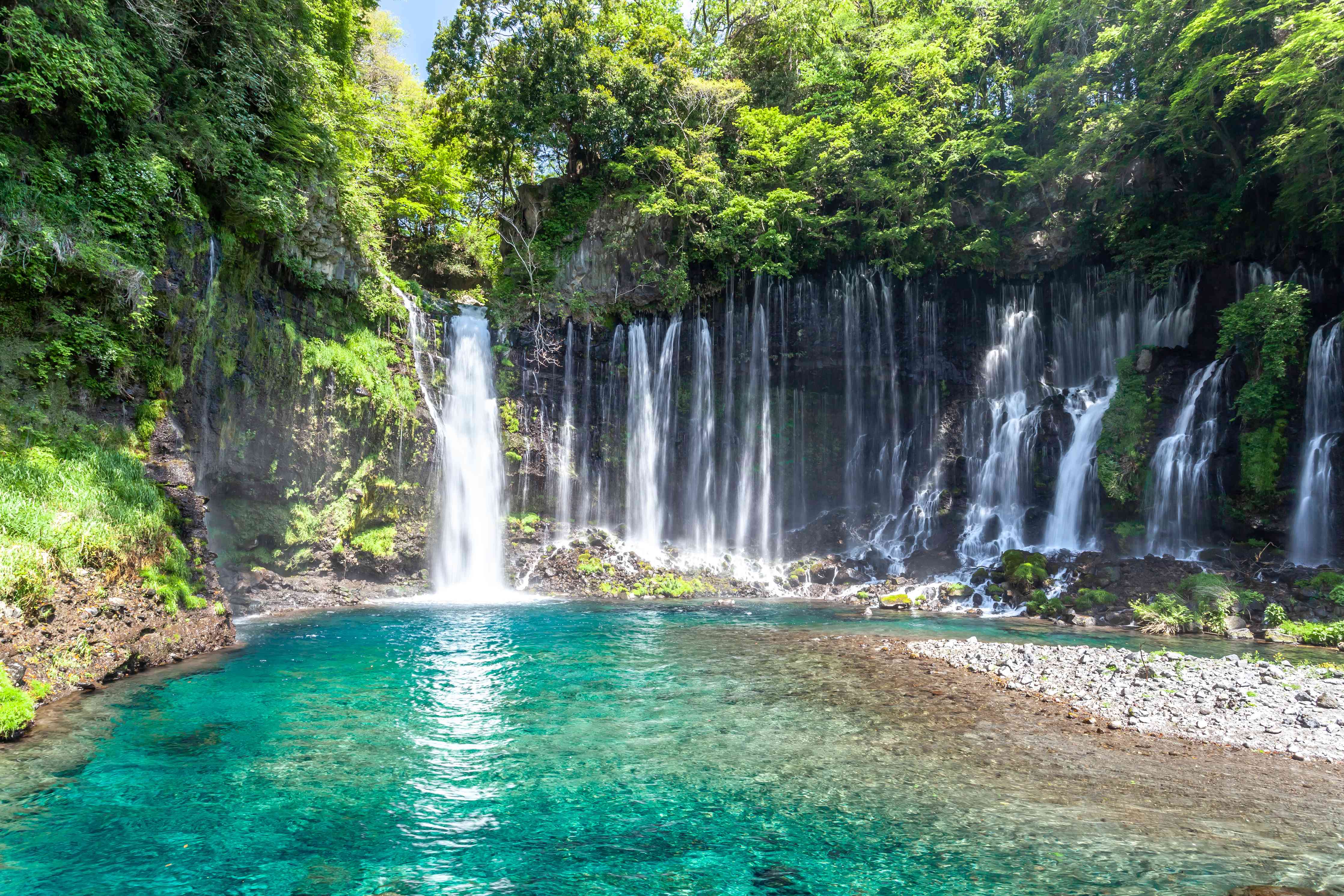 Wandverkleidung Wohnzimmer-Idyllischer Wasserfall inmitten der Natur