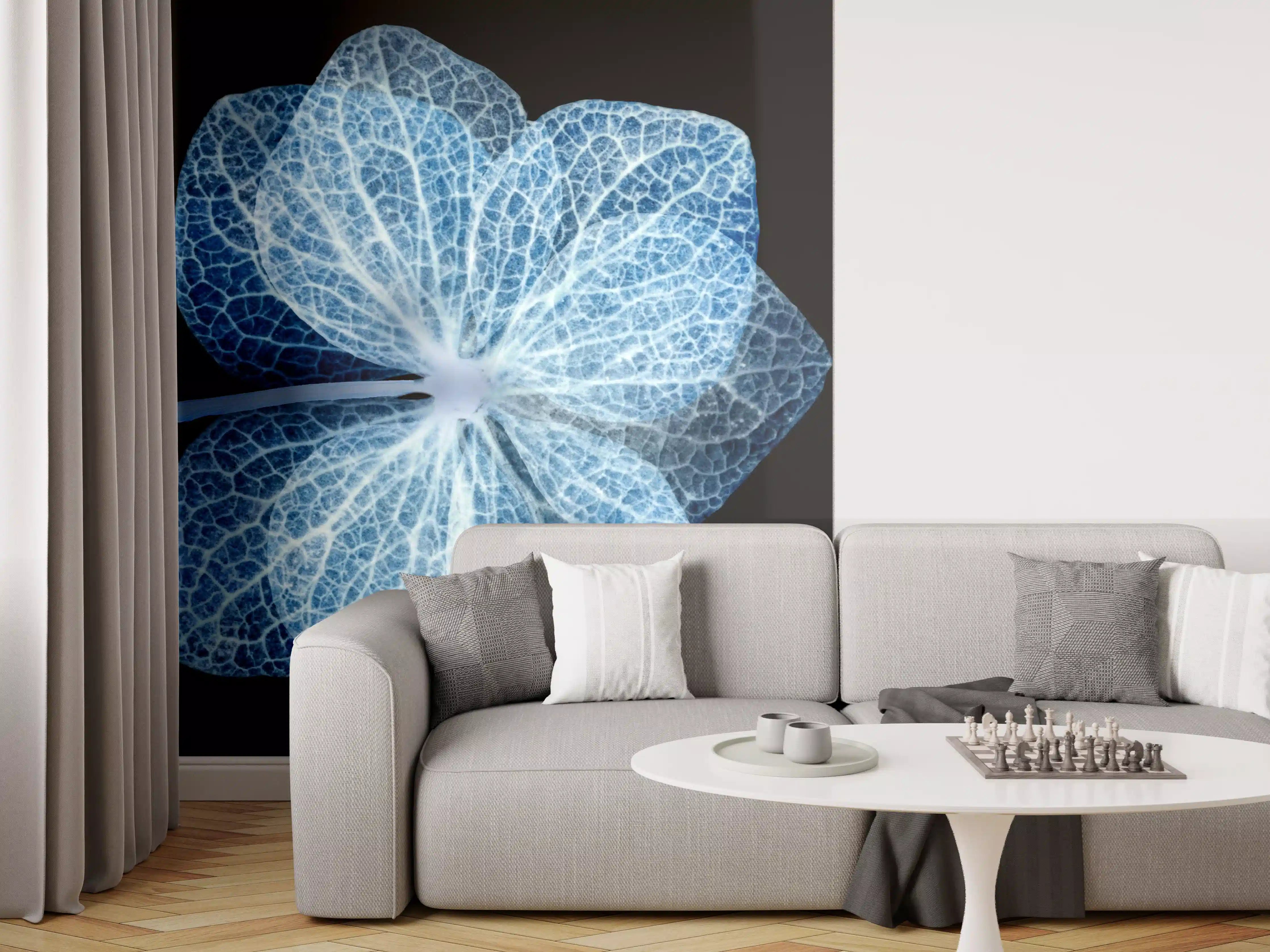 Wandverkleidung Wohnzimmer - Leuchtende blaue Hortensie auf Schwarz