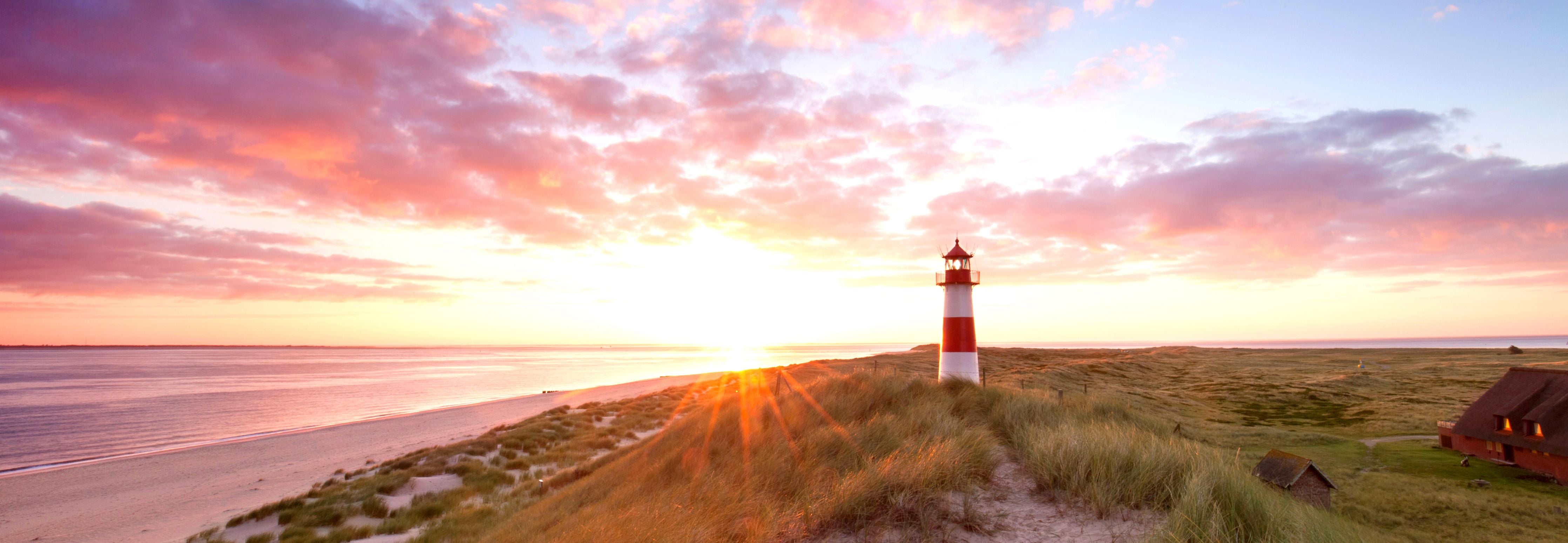 Wandverkleidung Wohnzimmer-Leuchtturm im Dämmergrau am Meeresstrand