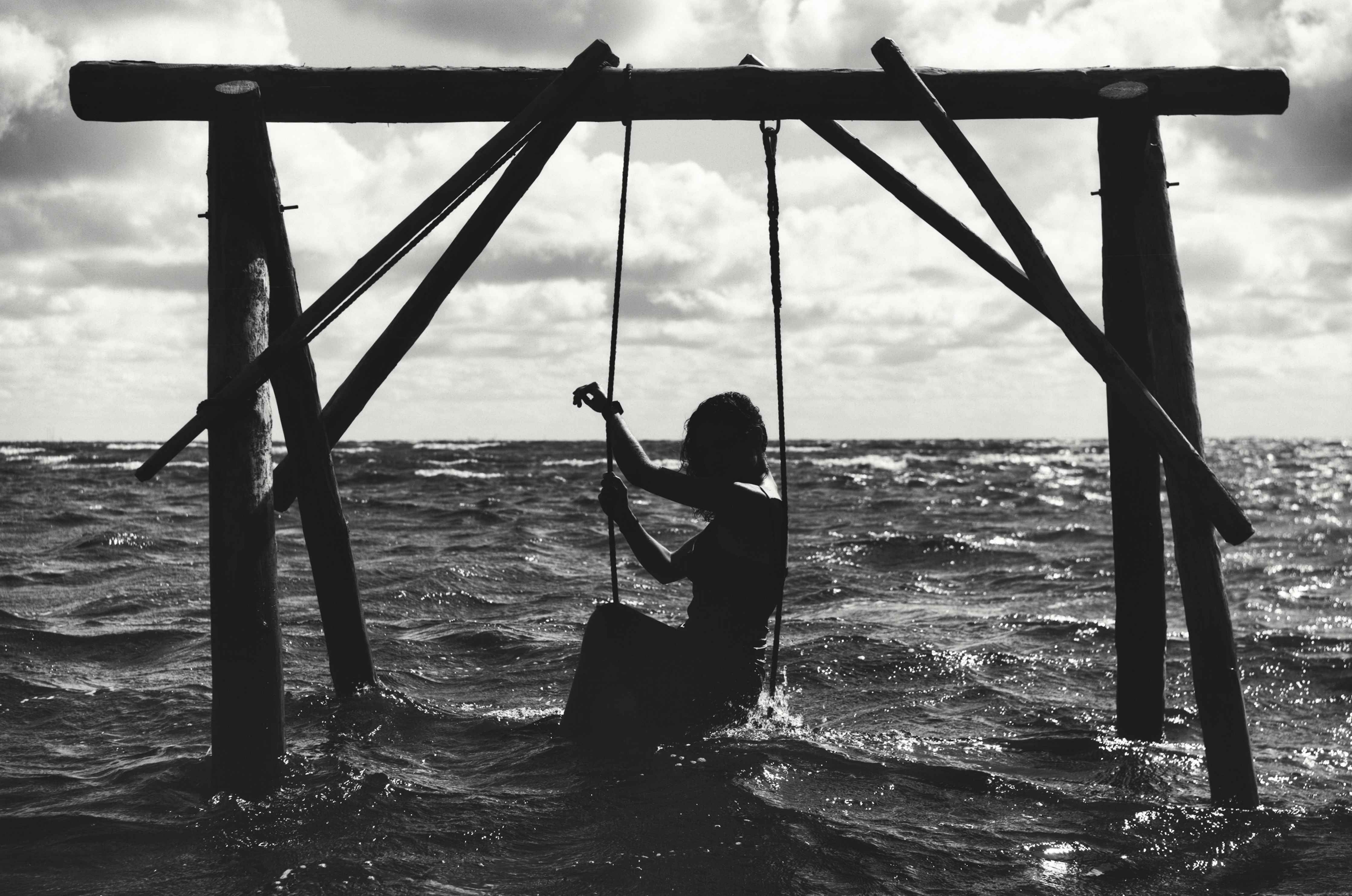 Wandverkleidung Wohnzimmer-Mädchen auf Schaukel im Wasser