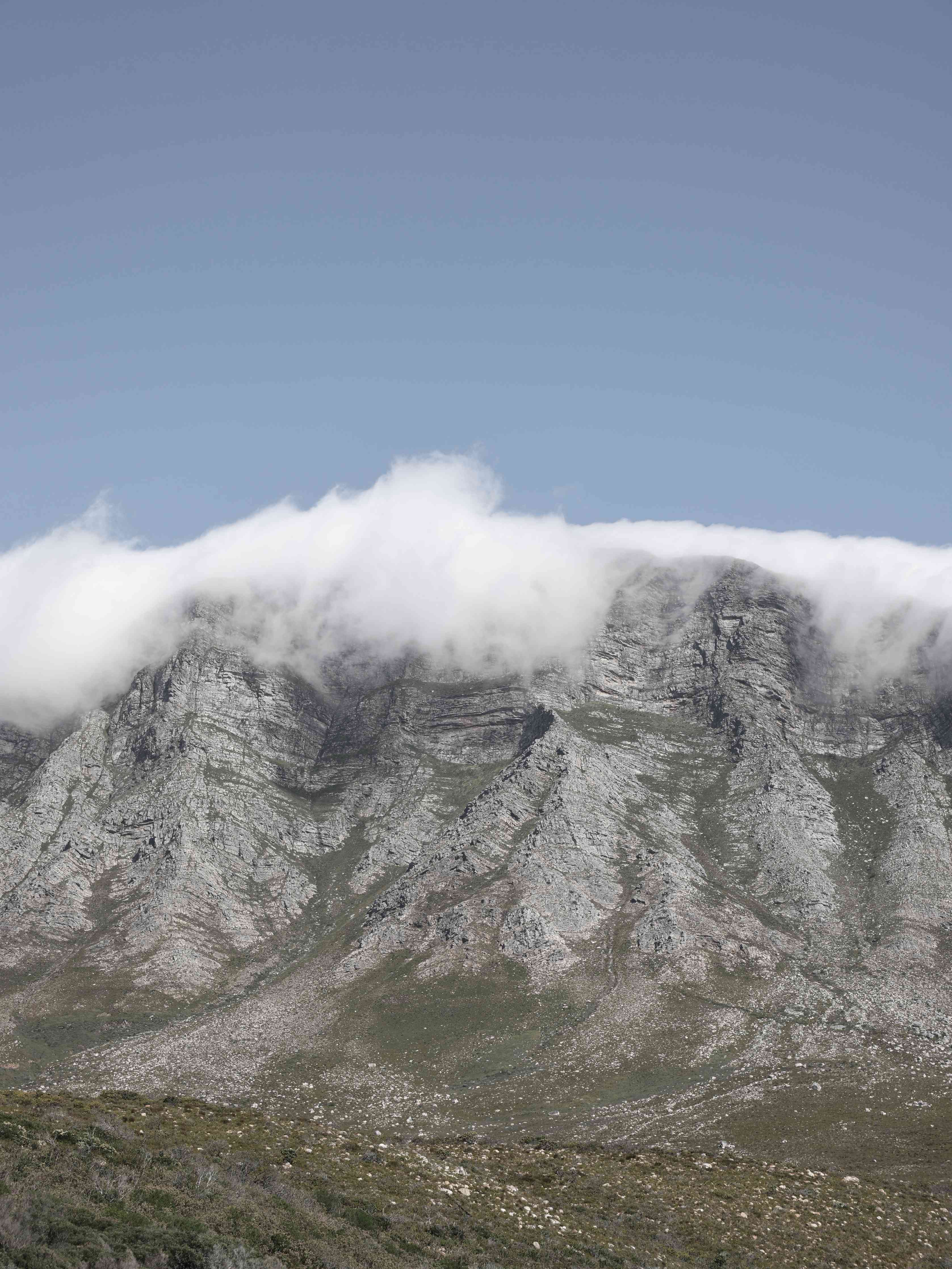 Wandverkleidung Wohnzimmer-Majestätische Bergkulisse mit Wolken