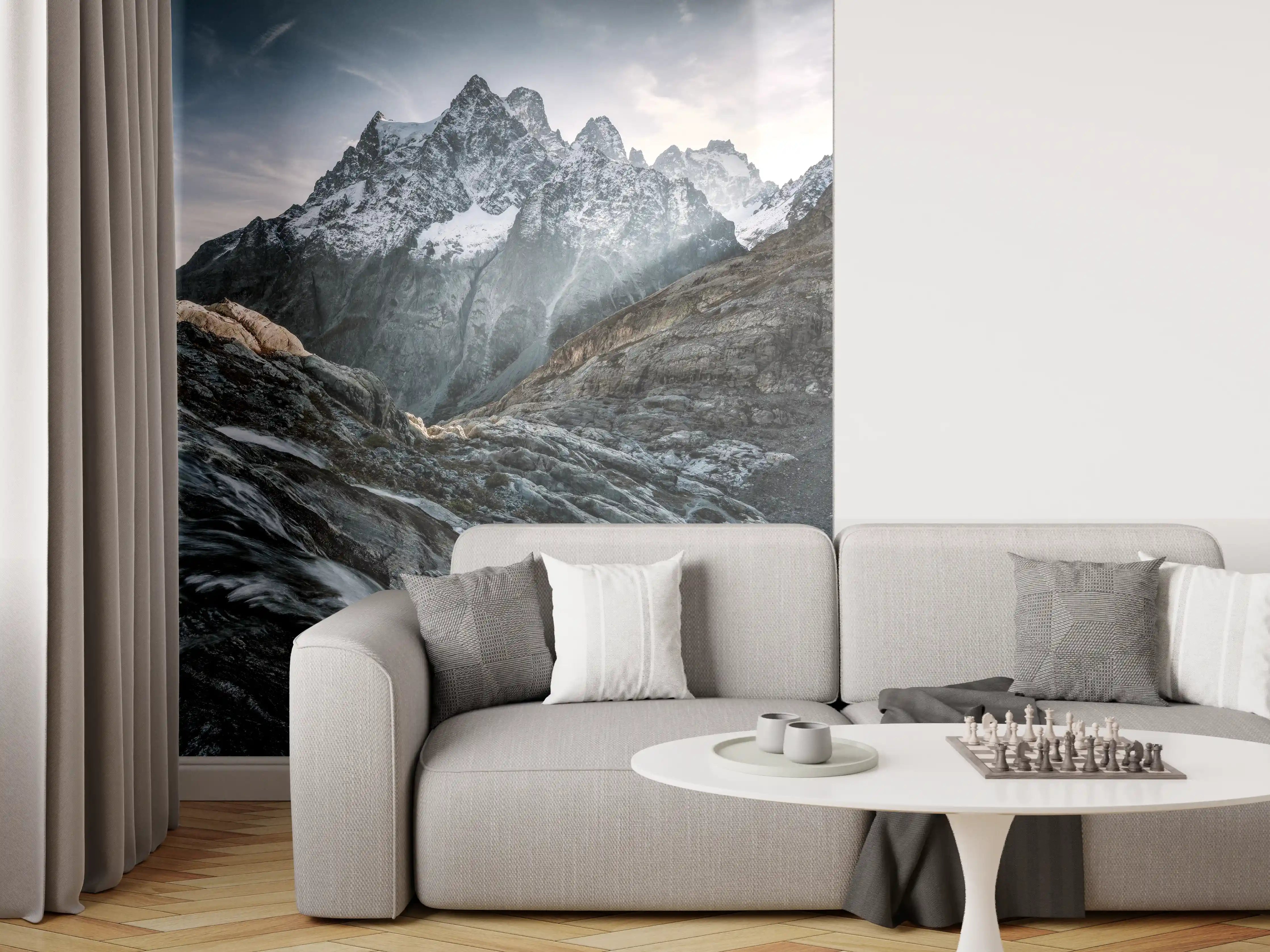Wandverkleidung Wohnzimmer - Majestätische Bergkulisse mit rauschendem Fluss