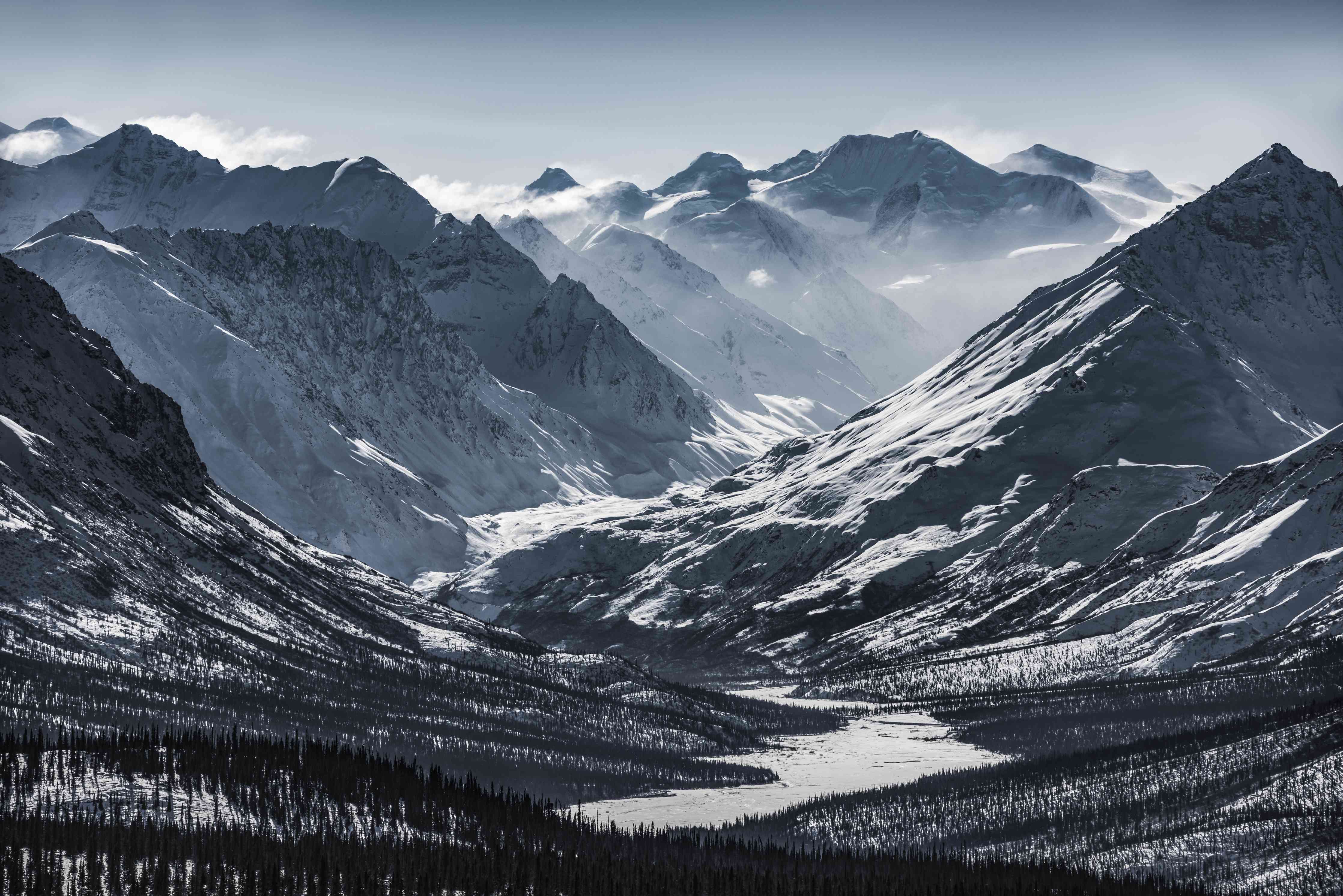 Wandverkleidung Wohnzimmer-Majestätische Berglandschaft mit schneebedeckten Gipfeln