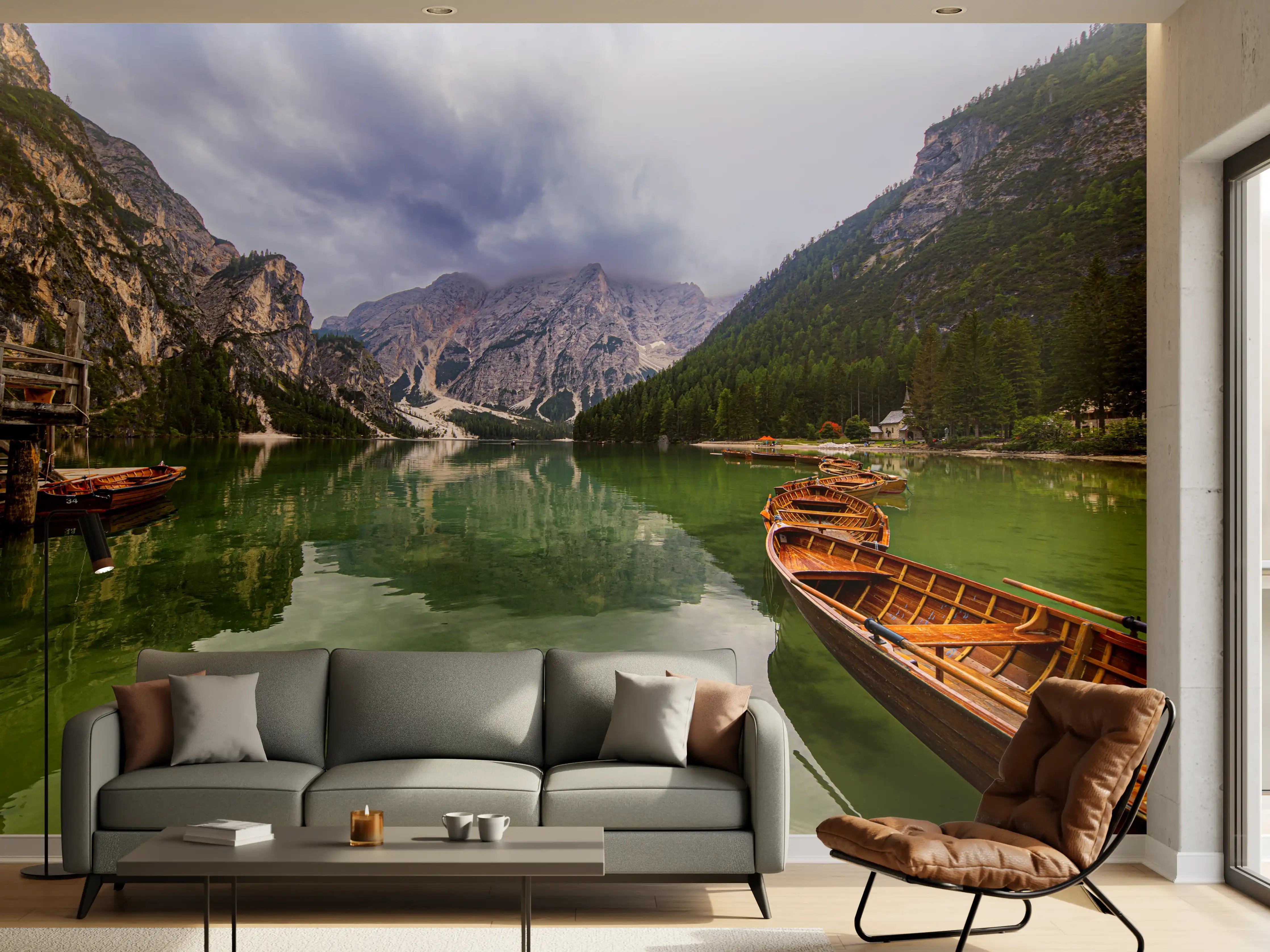 Wandverkleidung Wohnzimmer - Majestätischer Bergsee mit Booten