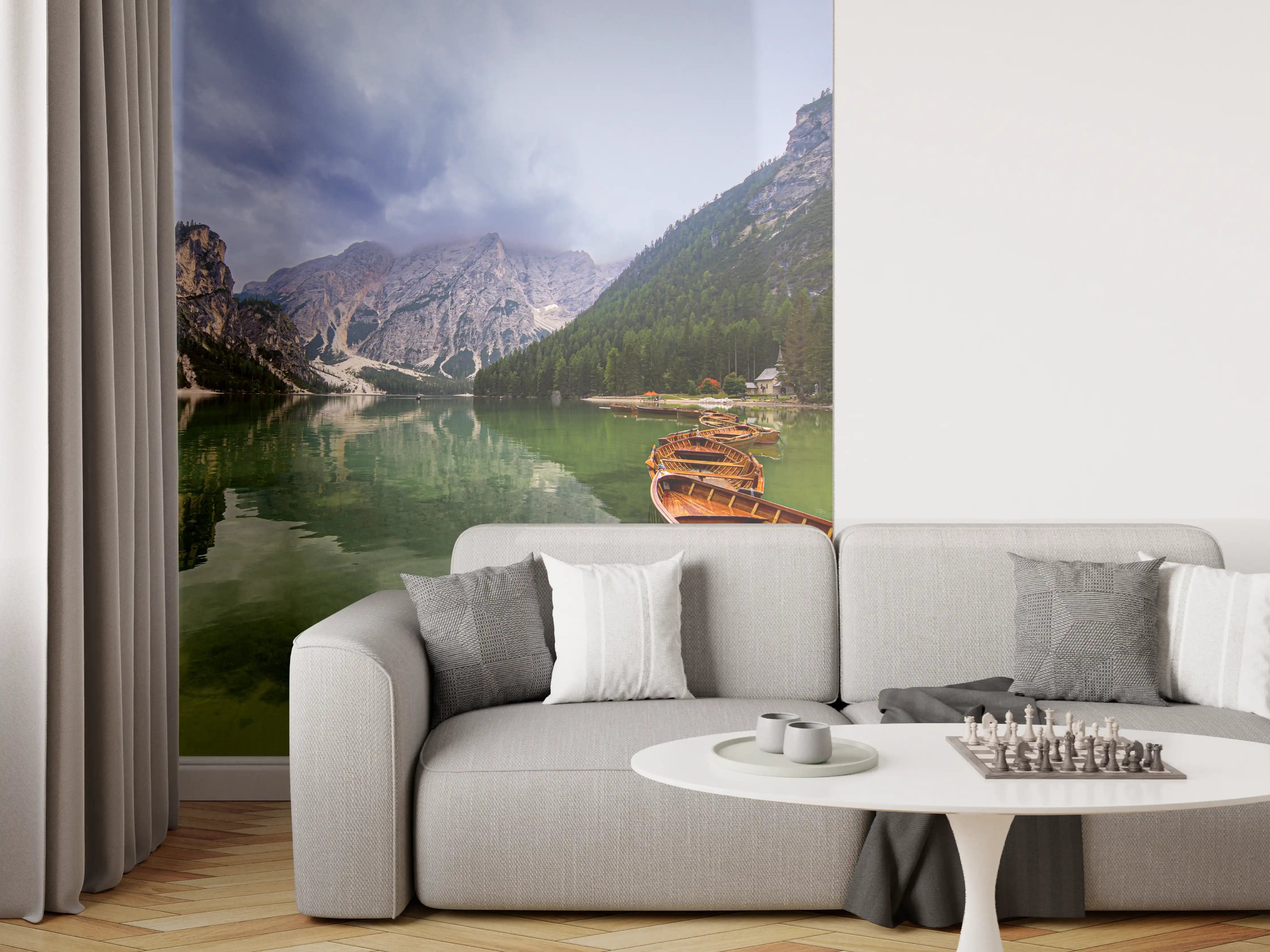 Wandverkleidung Wohnzimmer - Majestätischer Bergsee mit Booten
