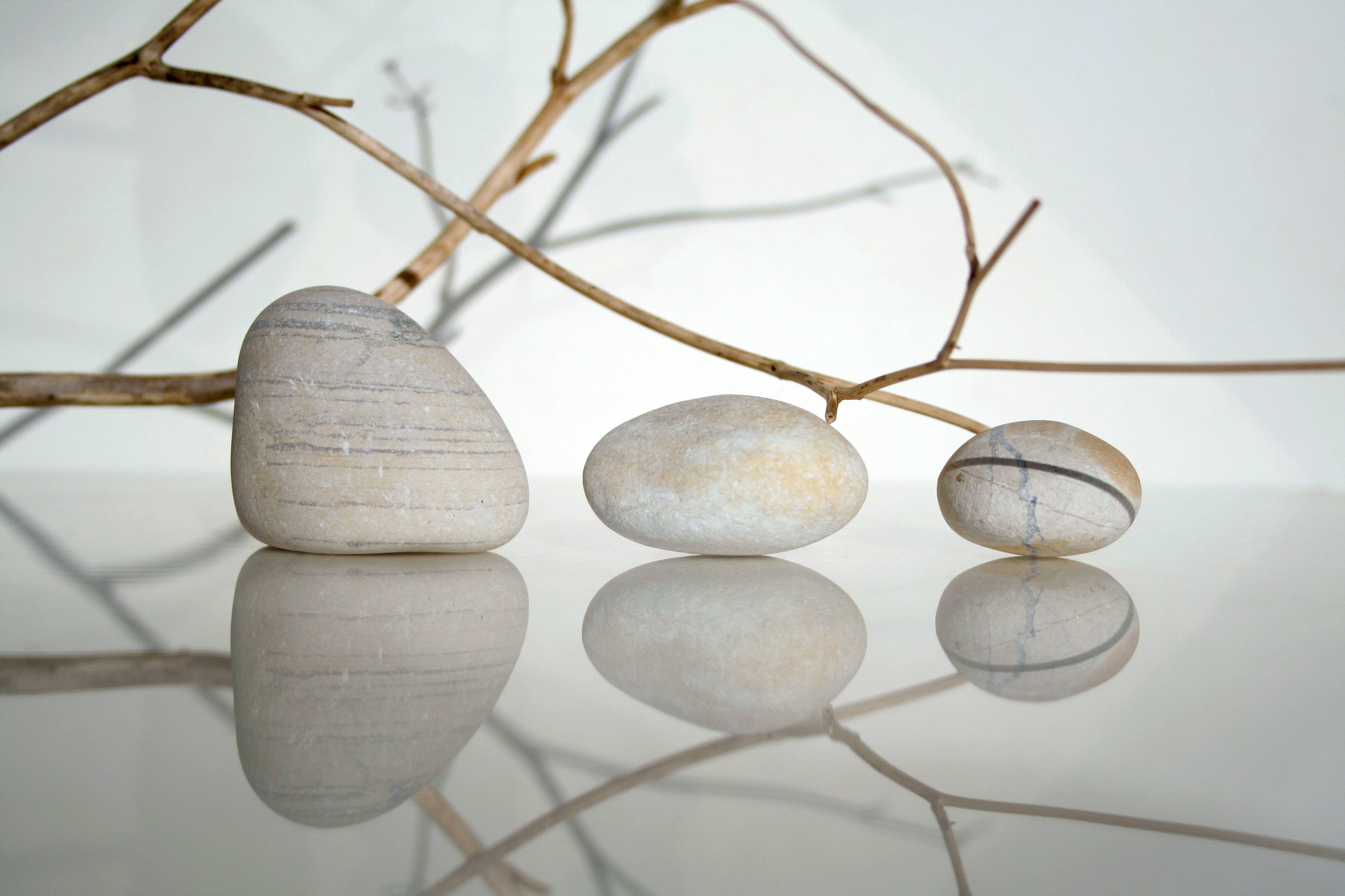 Wandverkleidung Wohnzimmer-Minimalistische Steine im Zen-Design