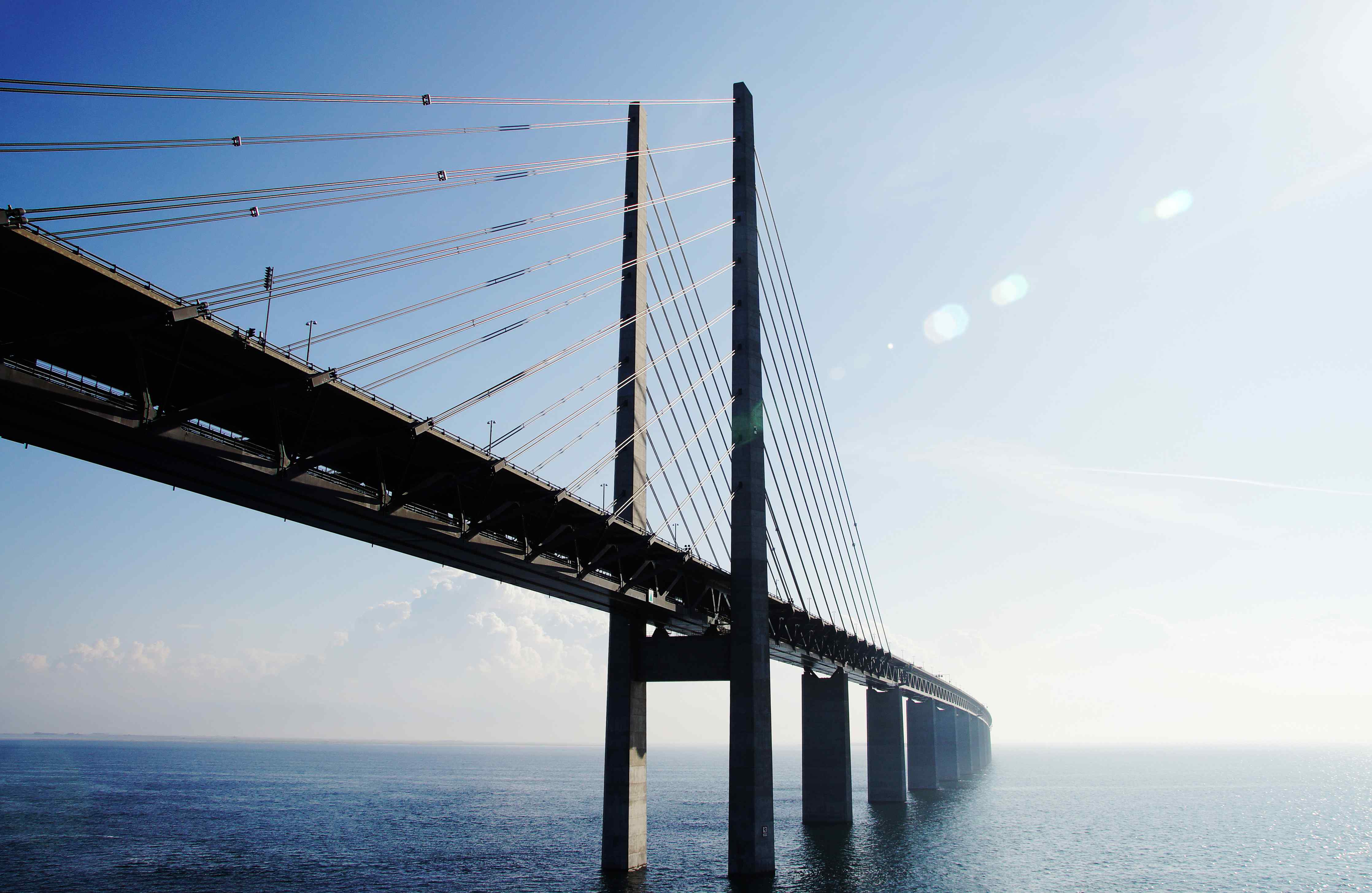 Wandverkleidung Wohnzimmer-Moderne Hängebrücke über das Meer