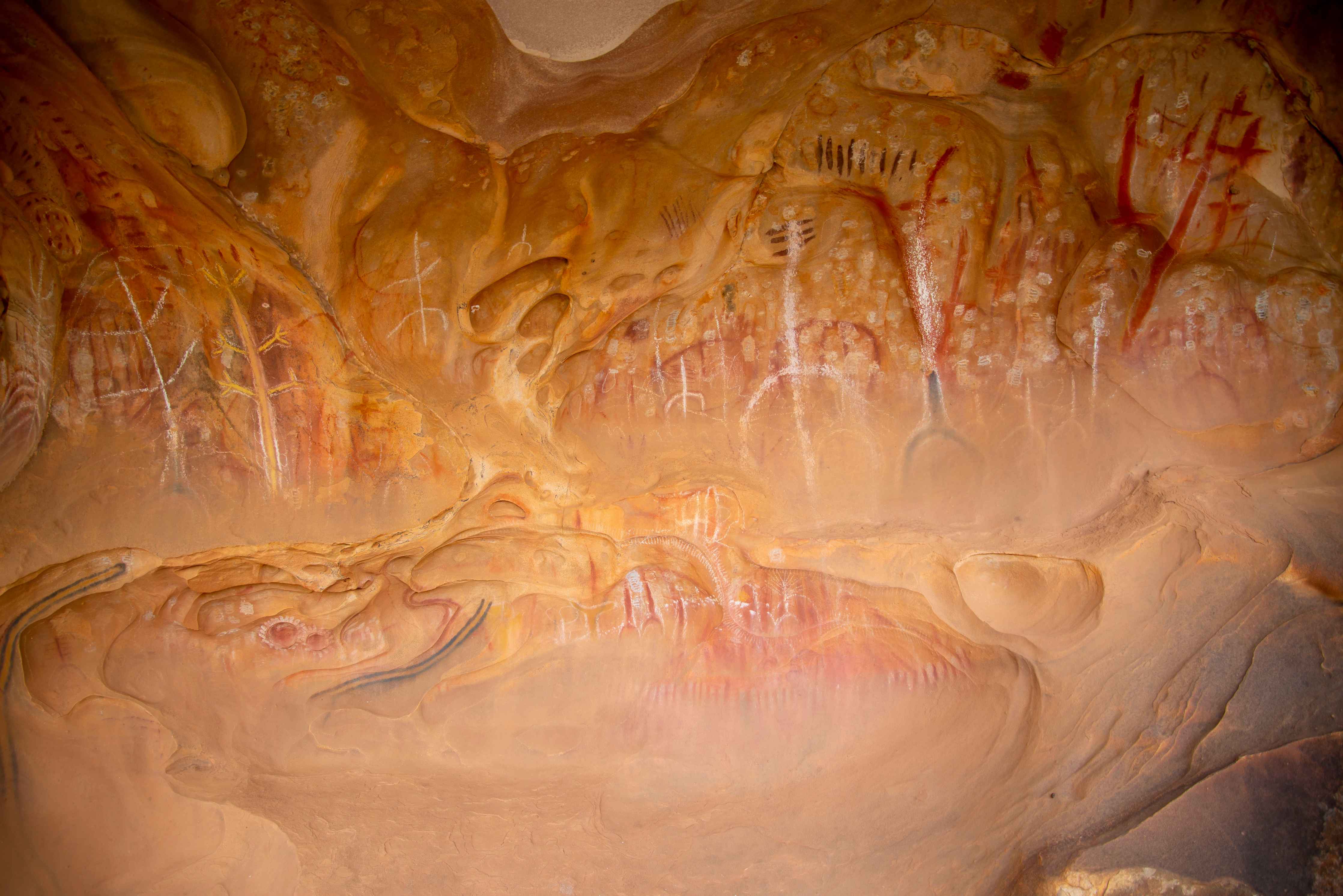 Wandverkleidung Wohnzimmer-Mystische Grotte mit warmen Erdtönen