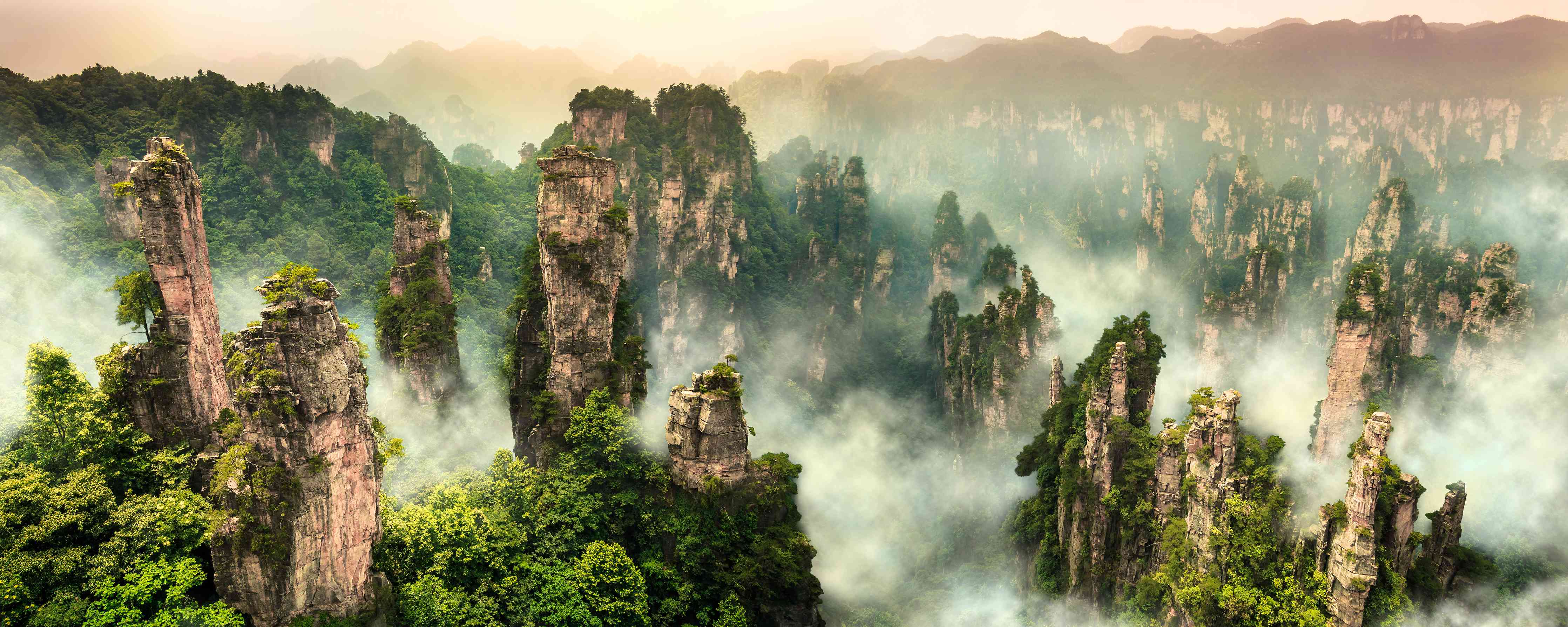 Wandverkleidung Wohnzimmer-Mystische Yinshan-Berge im Morgennebel
