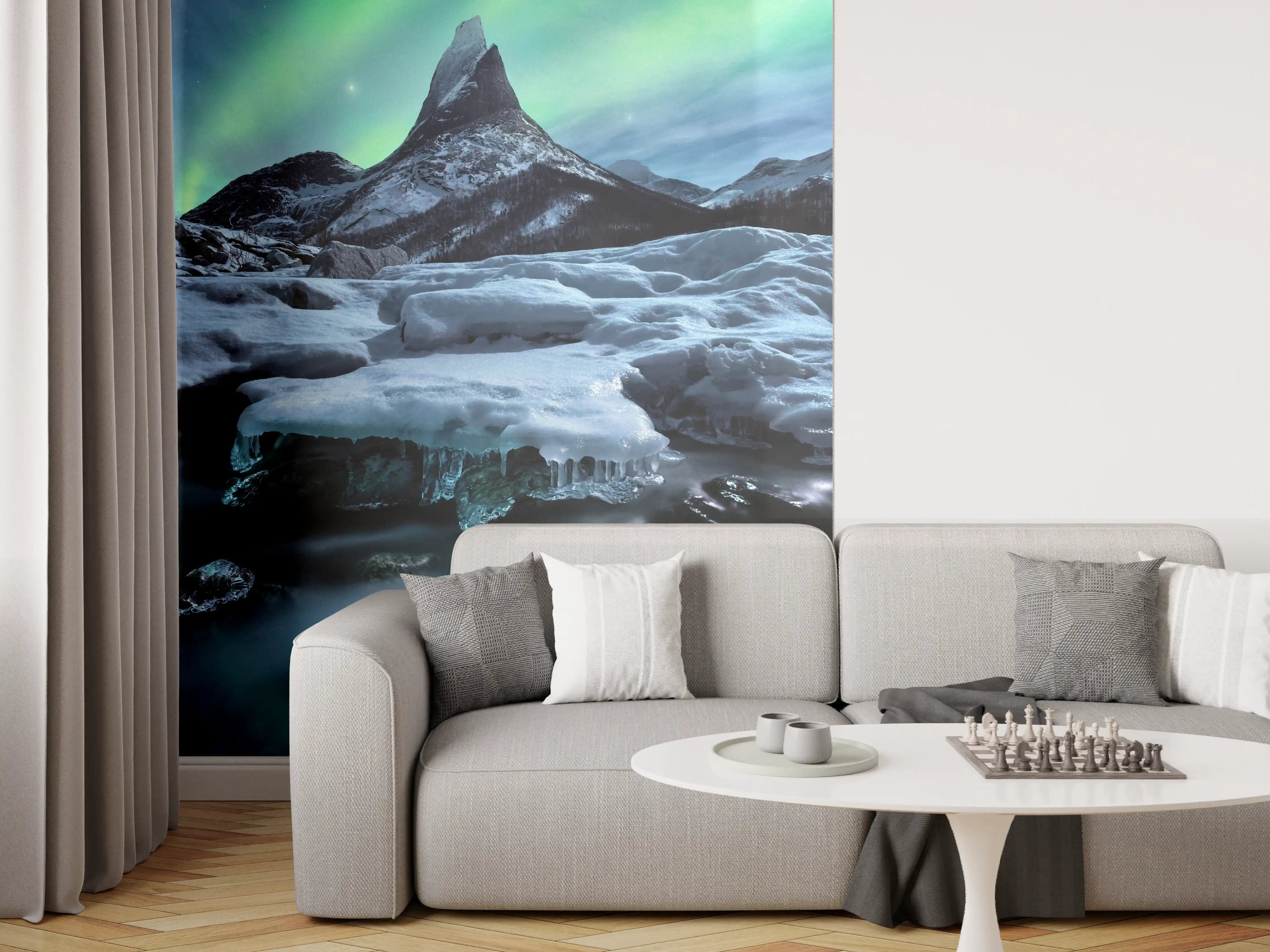 Wandverkleidung Wohnzimmer - Nordlichter über schneebedeckter Berglandschaft