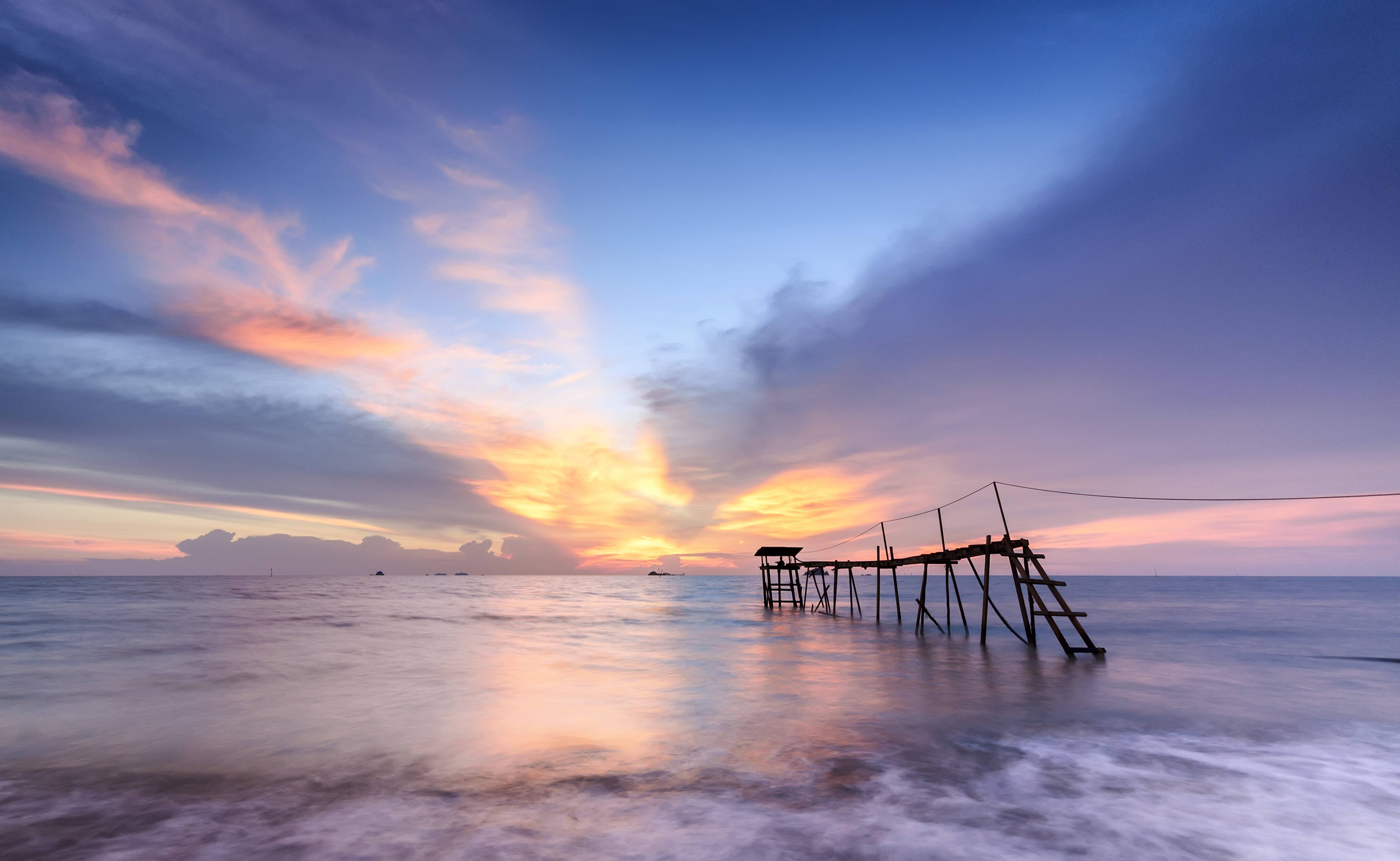 Wandverkleidung Wohnzimmer-Romantischer Sonnenuntergang über dem Meer mit verfallener Pier
