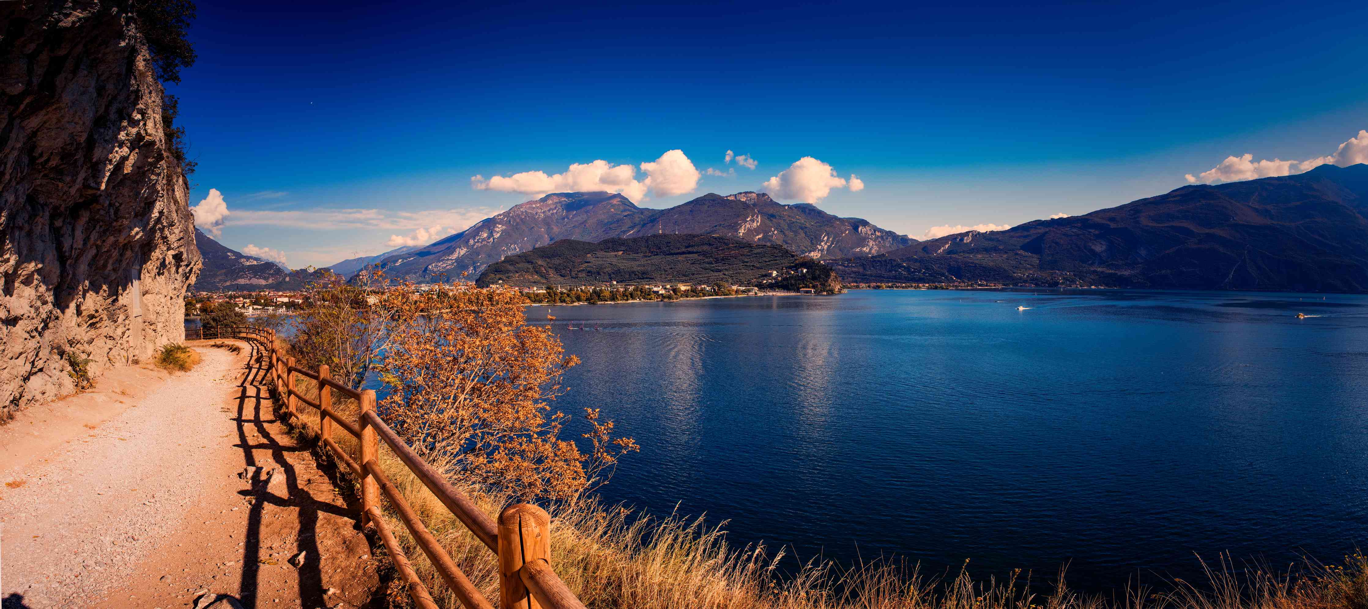Wandverkleidung Wohnzimmer-Schöne Landschaft mit Blick auf den Gardasee