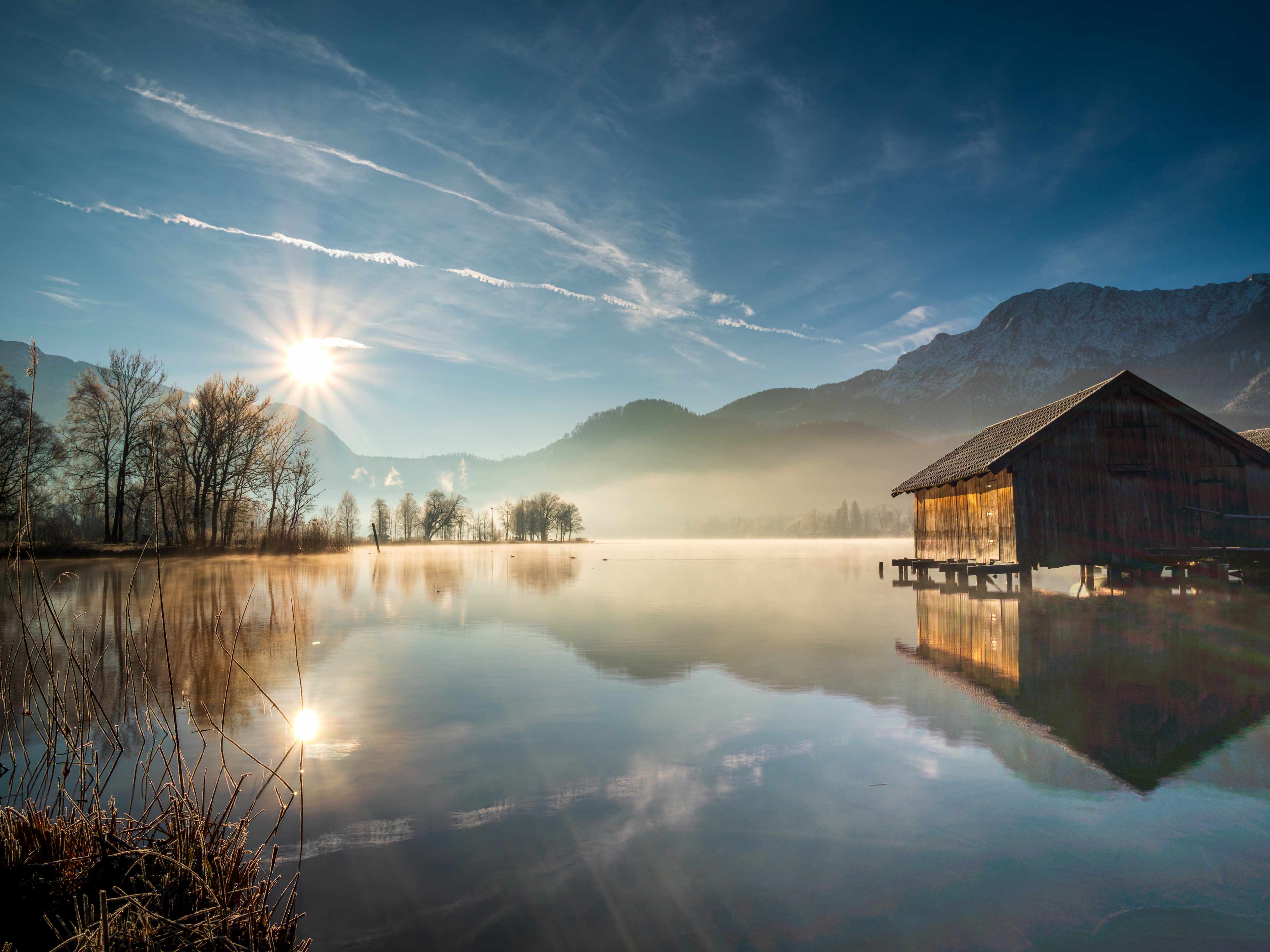 Wandverkleidung Wohnzimmer-Stimmungsvolle Bergsee-Landschaft bei Sonnenaufgang