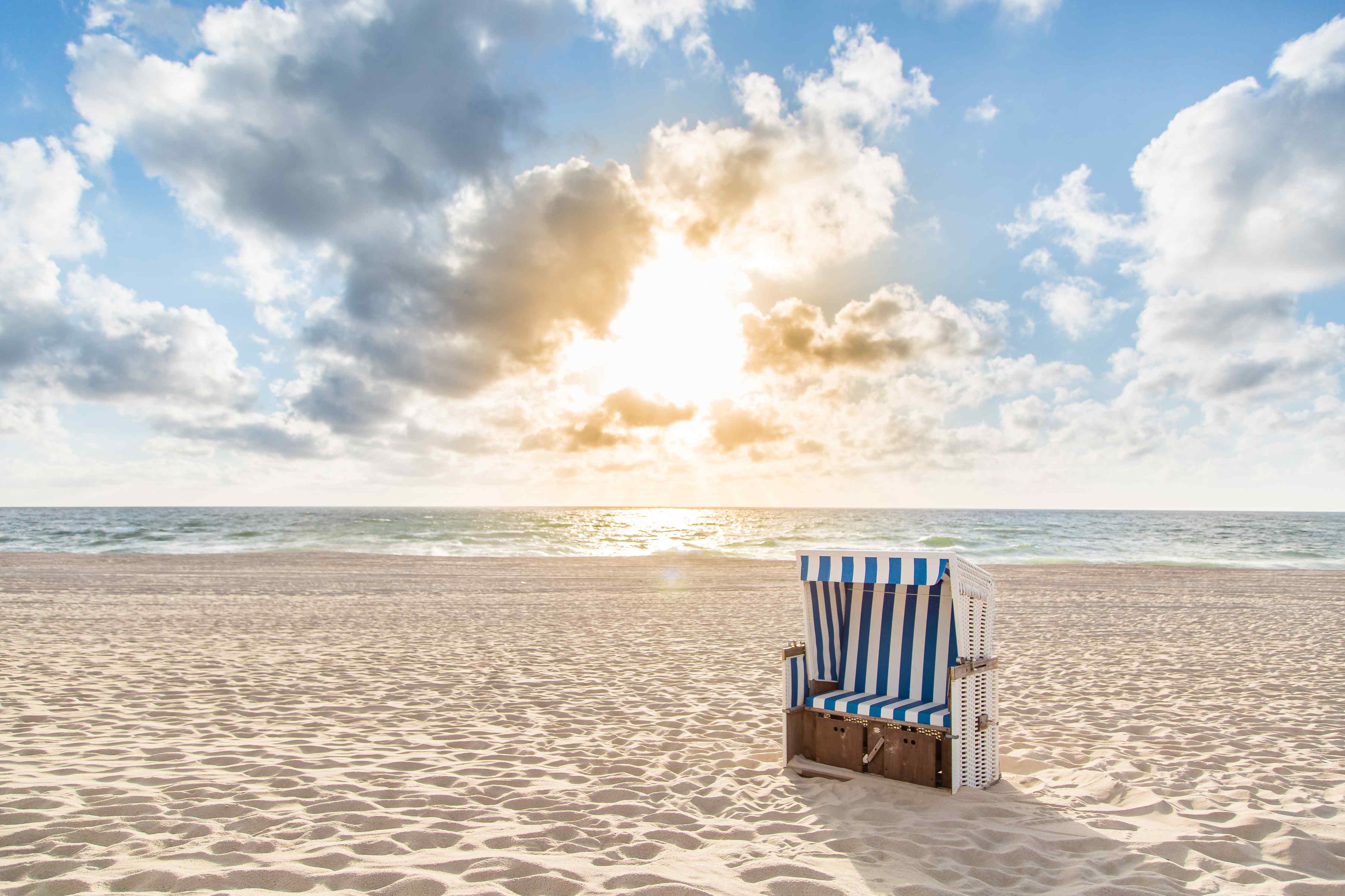 Wandverkleidung Wohnzimmer-Strand mit Blick auf Sonnenuntergang und Strandkorb