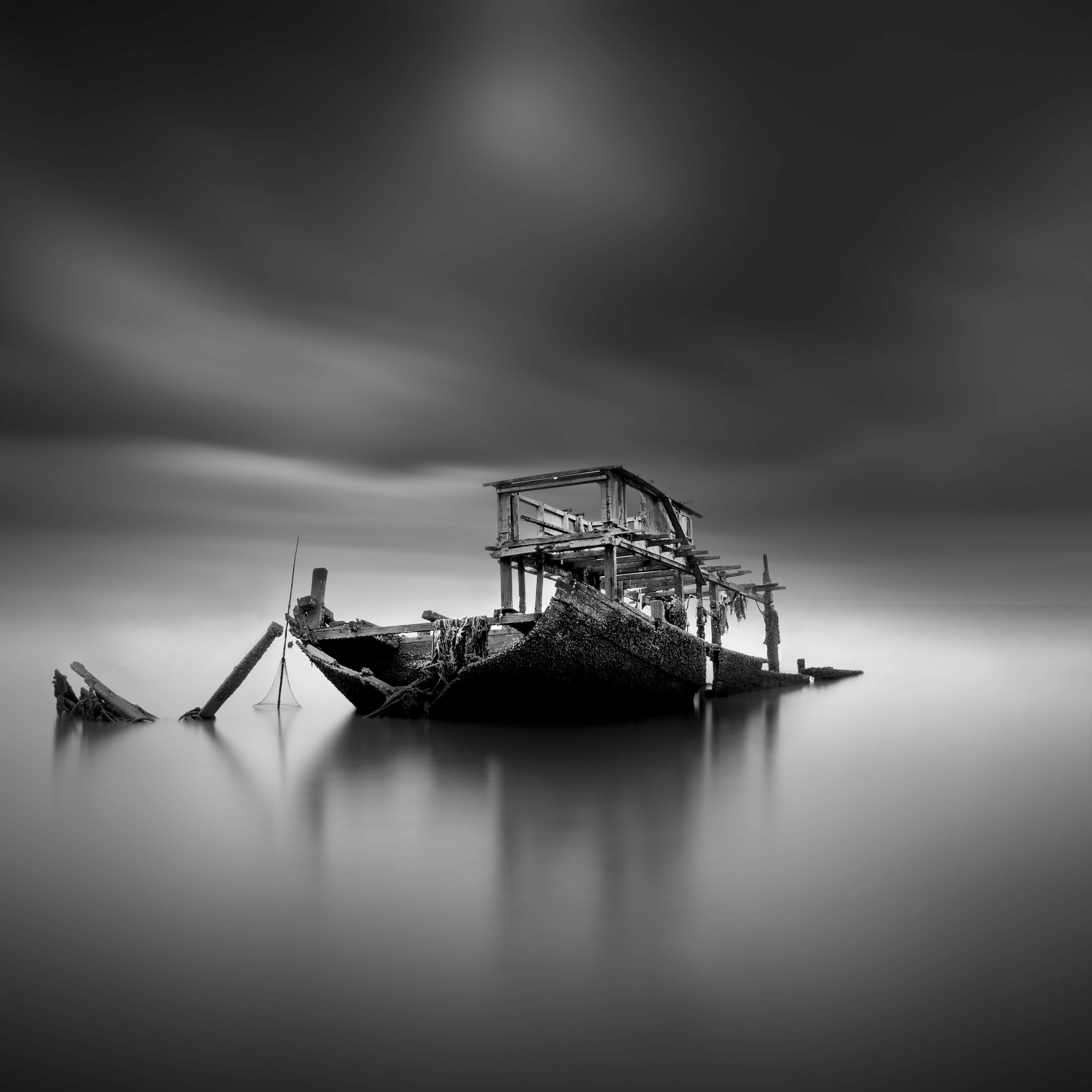Wandverkleidung Wohnzimmer-Verlassene Schiffsruine in Schwarz-Weiß