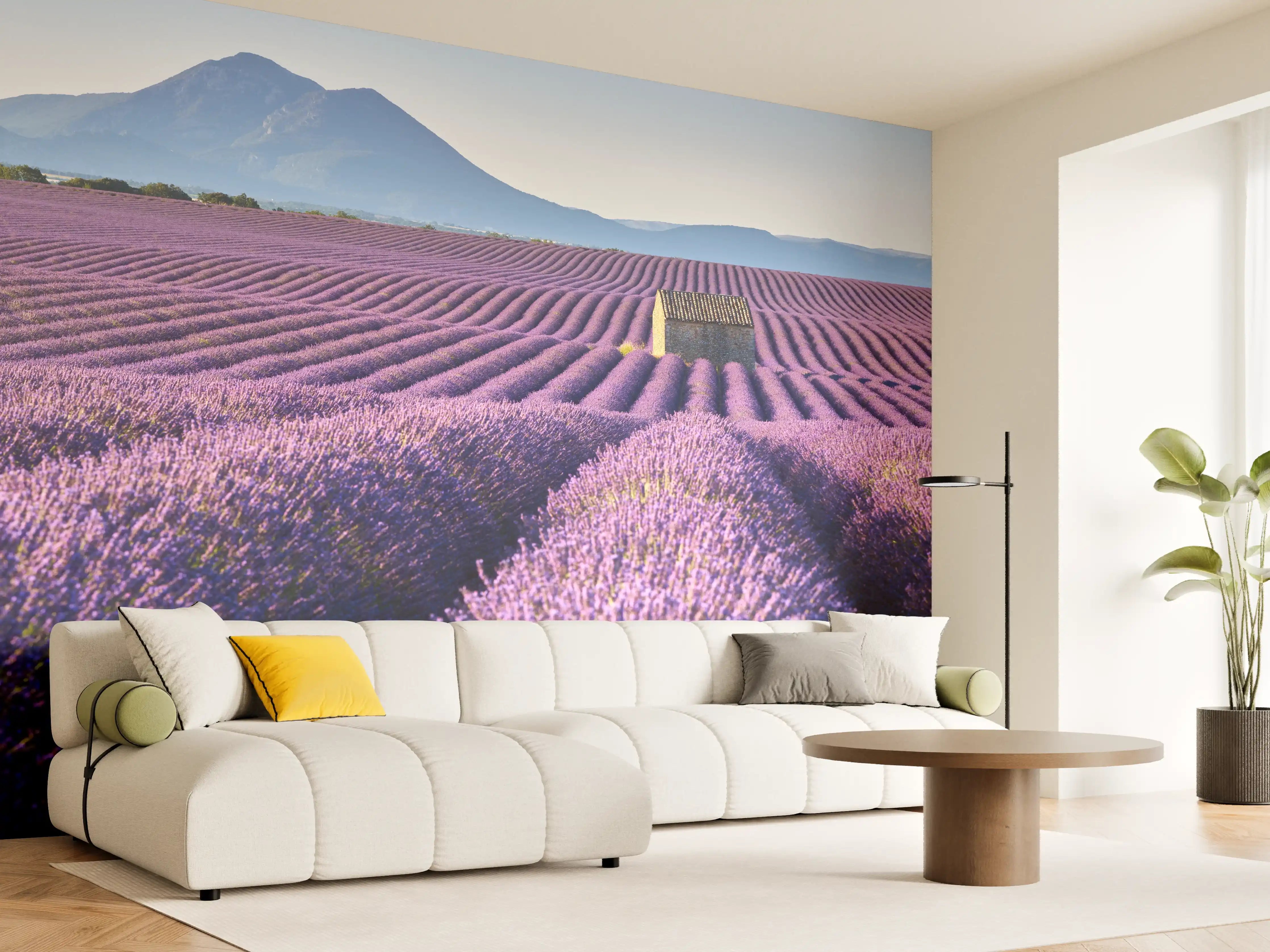 Wandverkleidung Wohnzimmer - Violette Lavendelfelder mit Bergkulisse