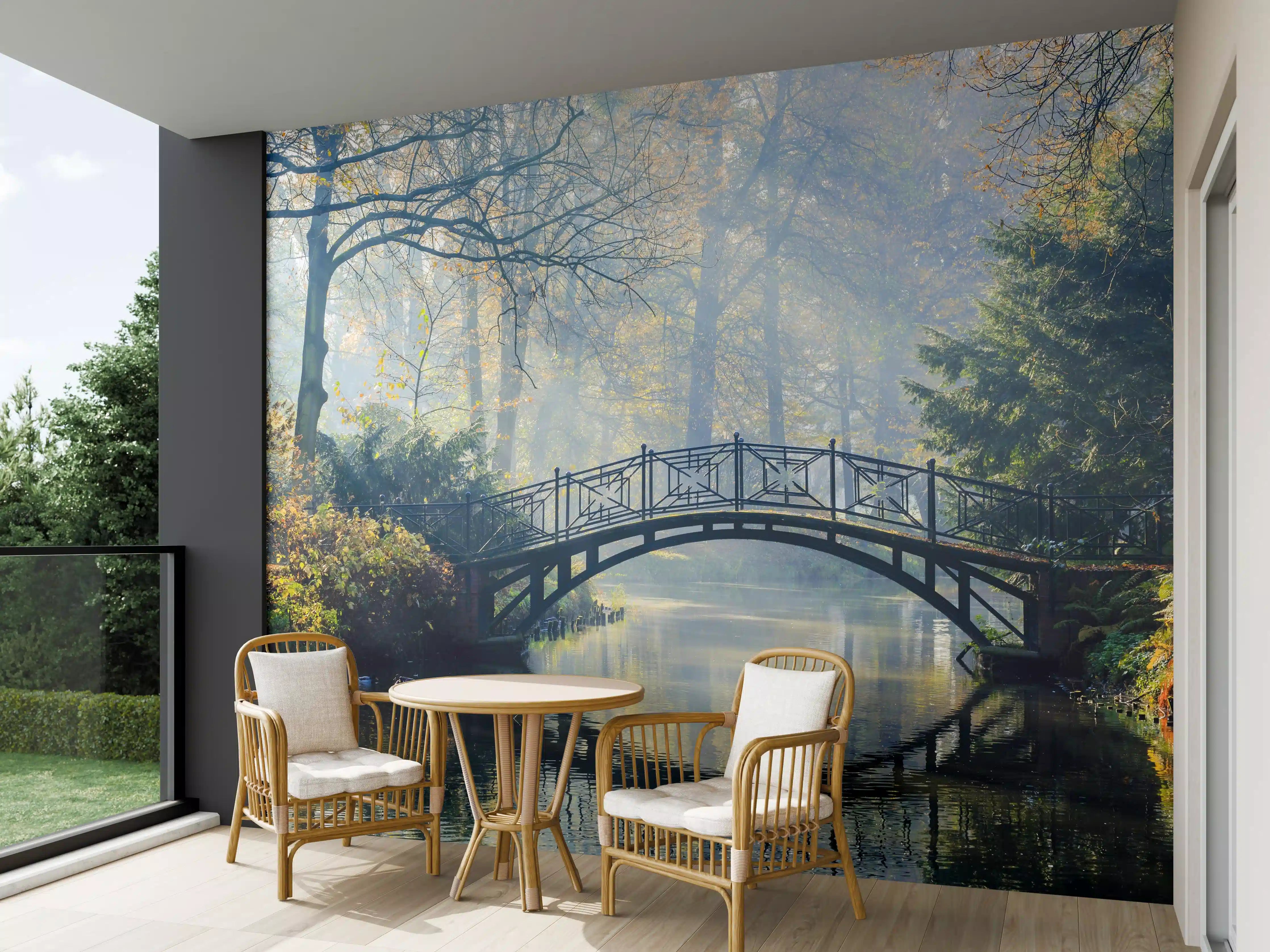 Wandverkleidung außen - Alte Brücke im herbstlich nebligen Park