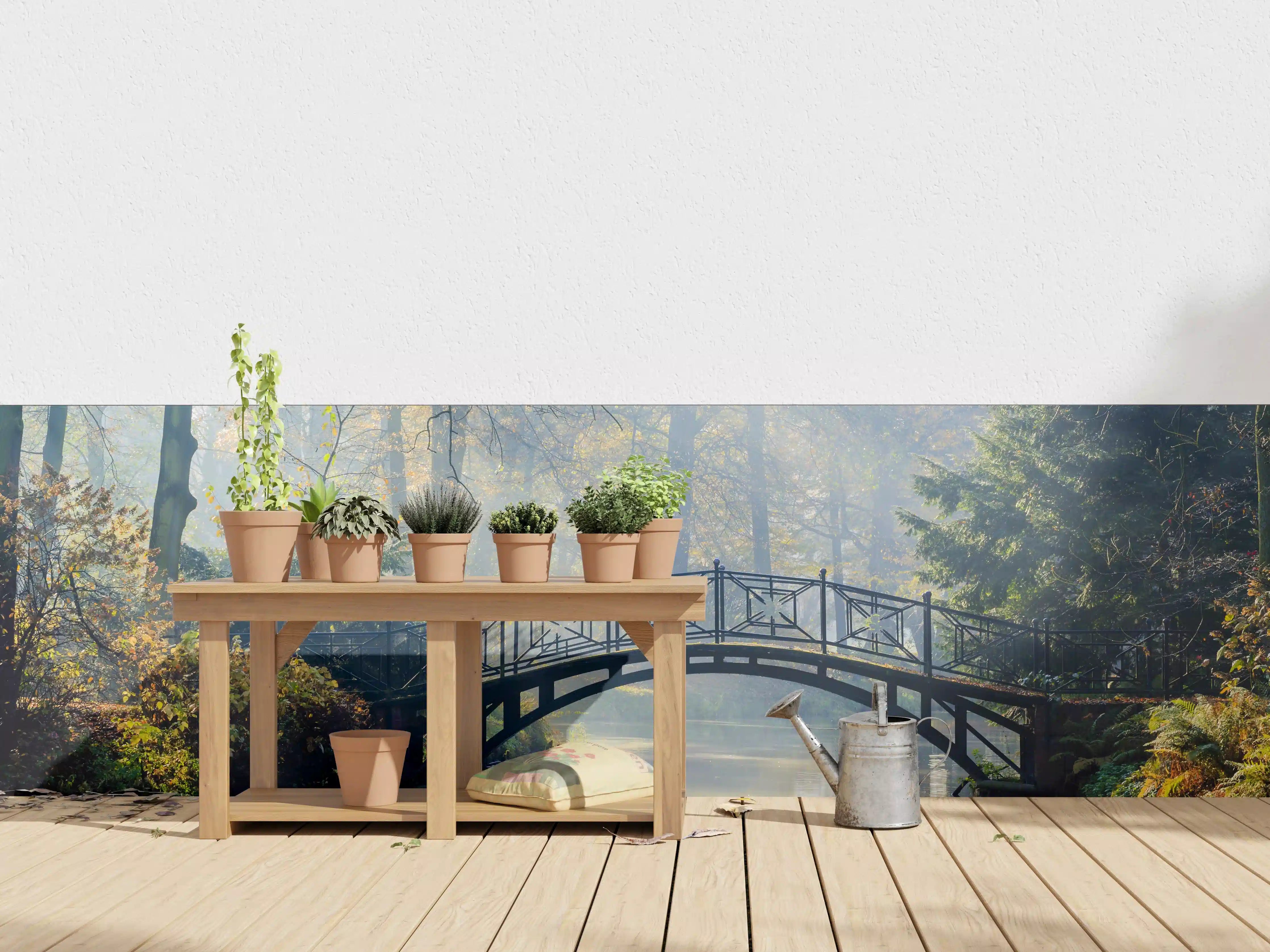 Wandverkleidung außen - Alte Brücke im herbstlich nebligen Park