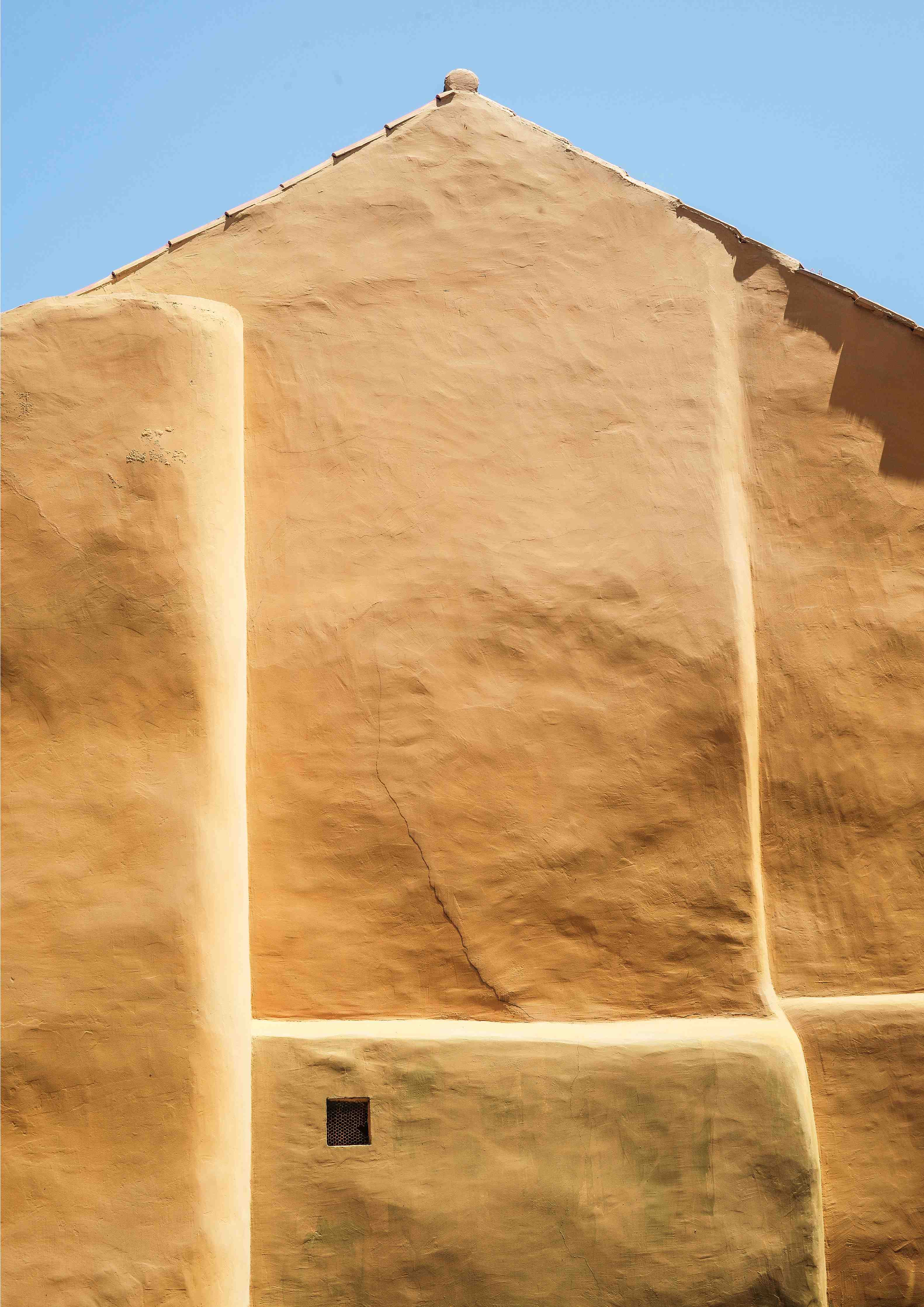 Wandverkleidung außen-Beigefarbene Lehmhaus-Fassade