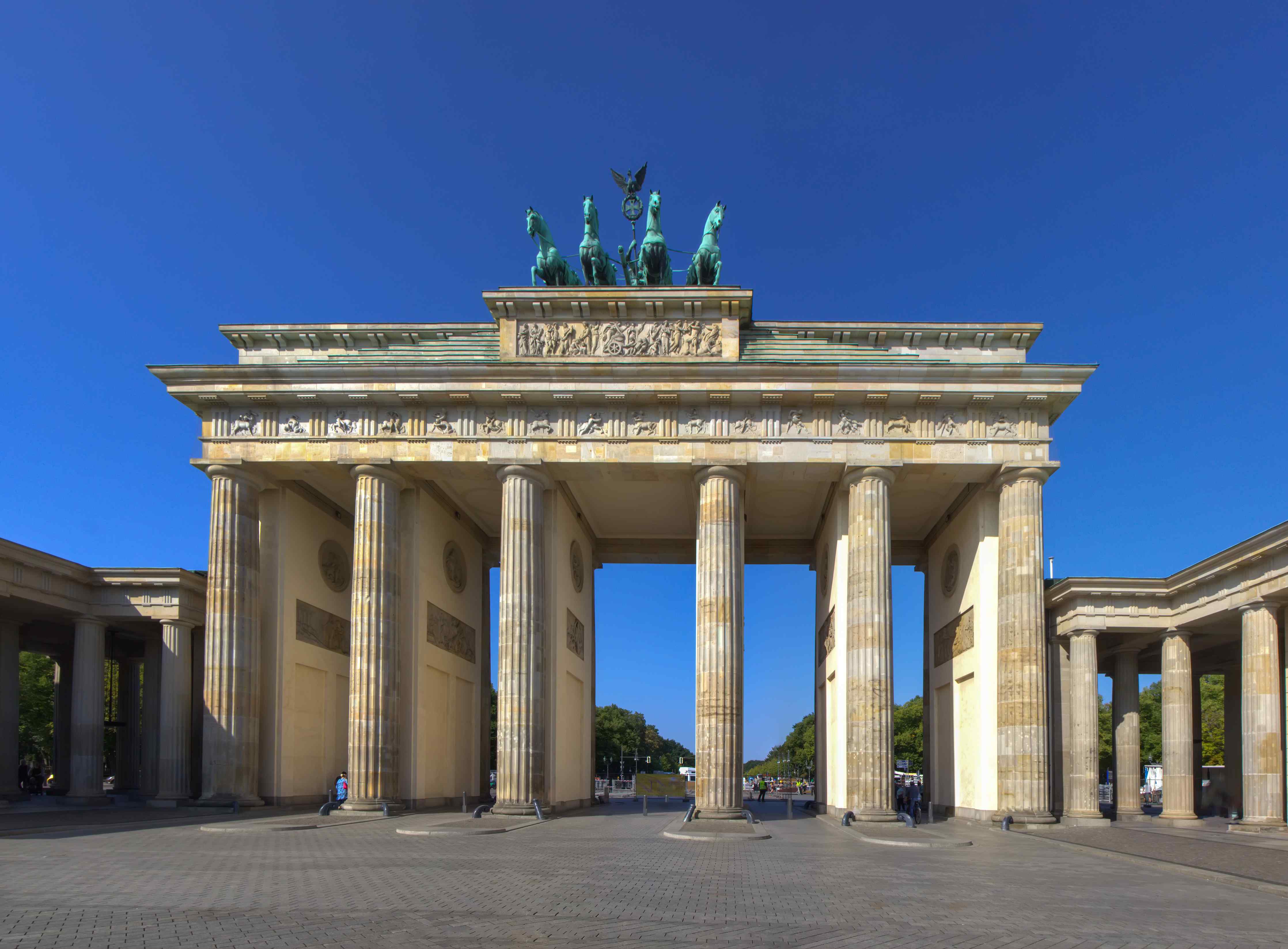 Wandverkleidung außen-Brandenburger Tor in Berlin bei Tag
