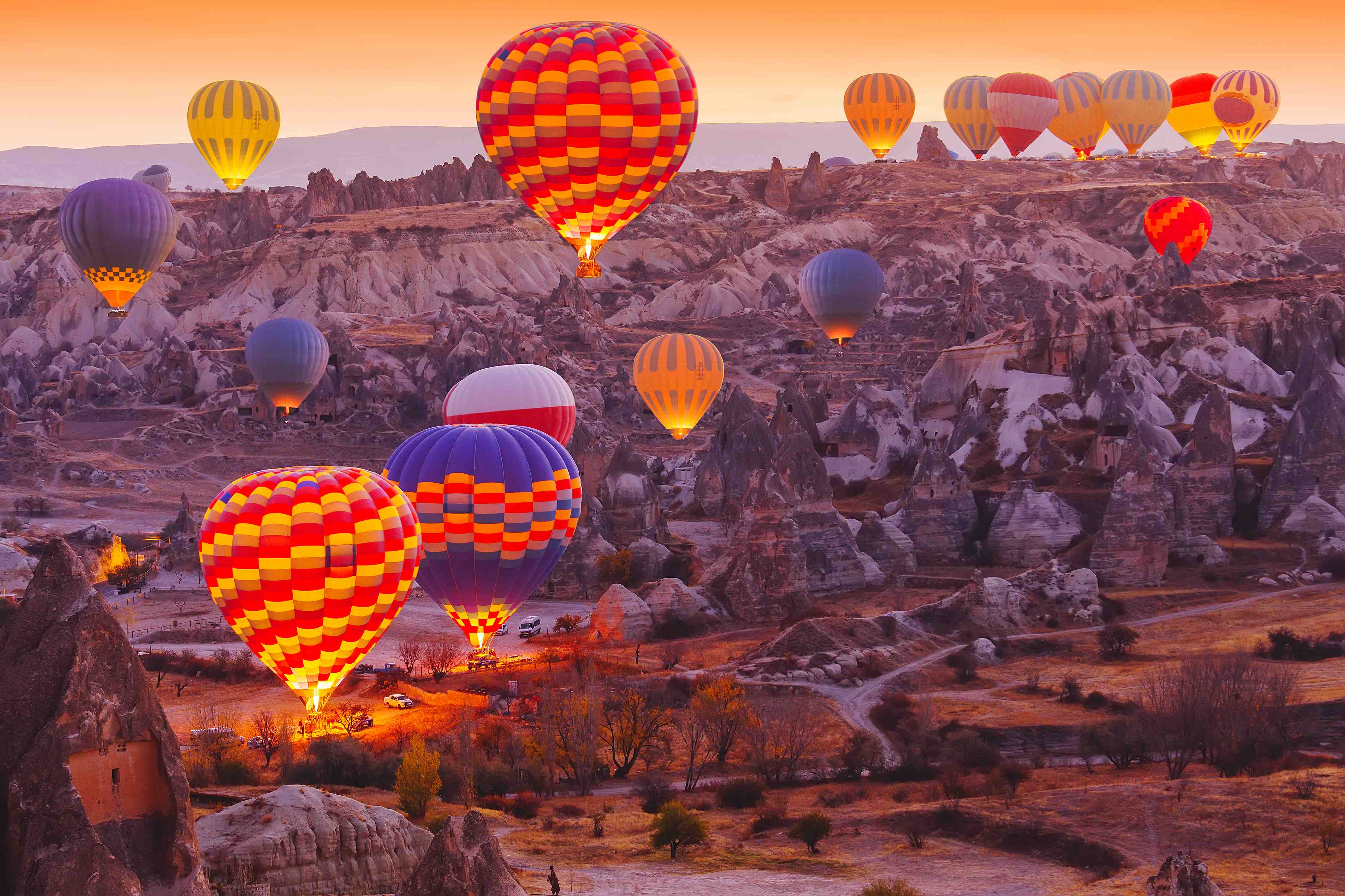 Wandverkleidung außen-Bunte Heißluftballons bei Sonnenaufgang