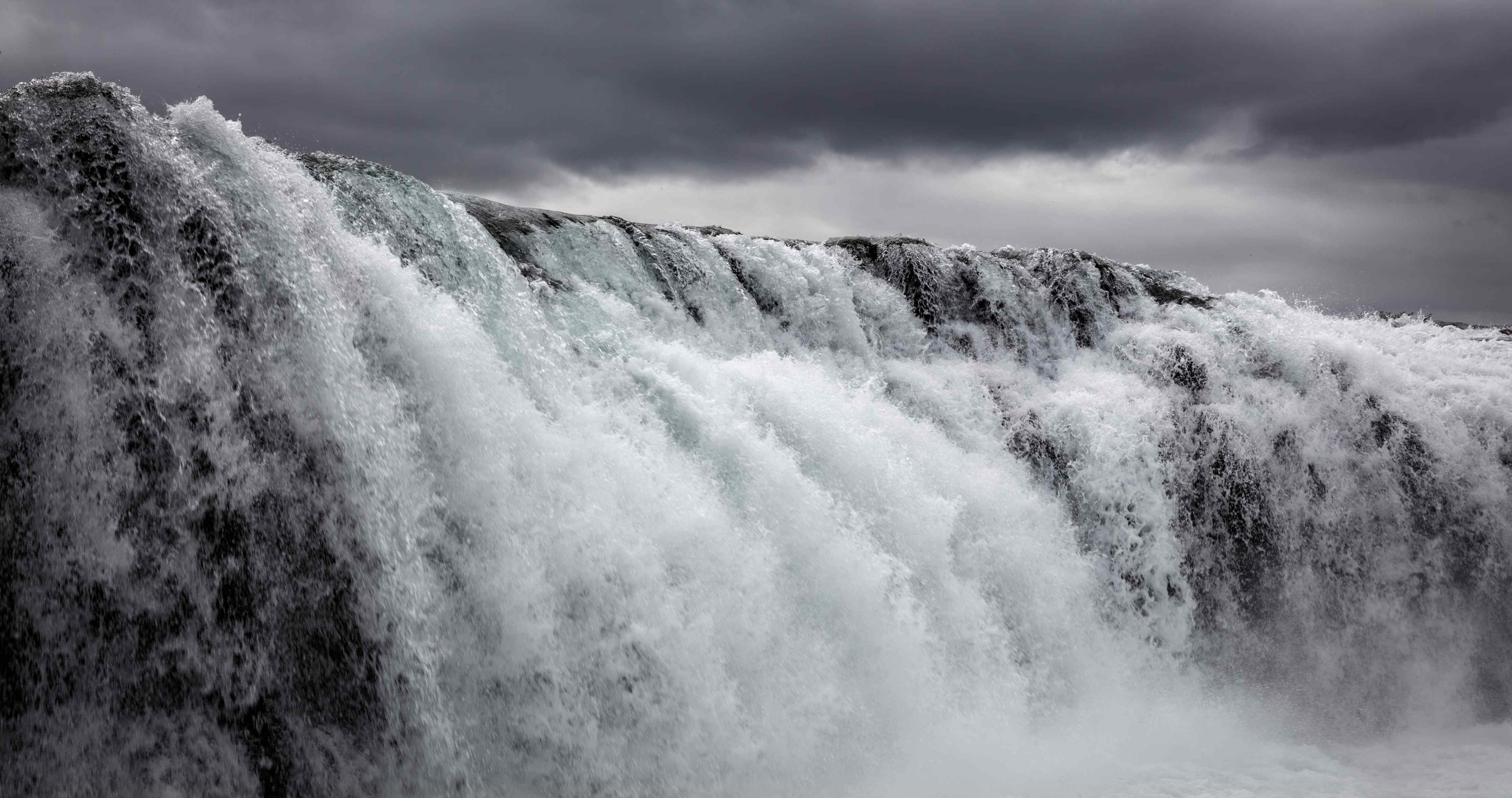 Wandverkleidung außen-Dunkler Wasserfall