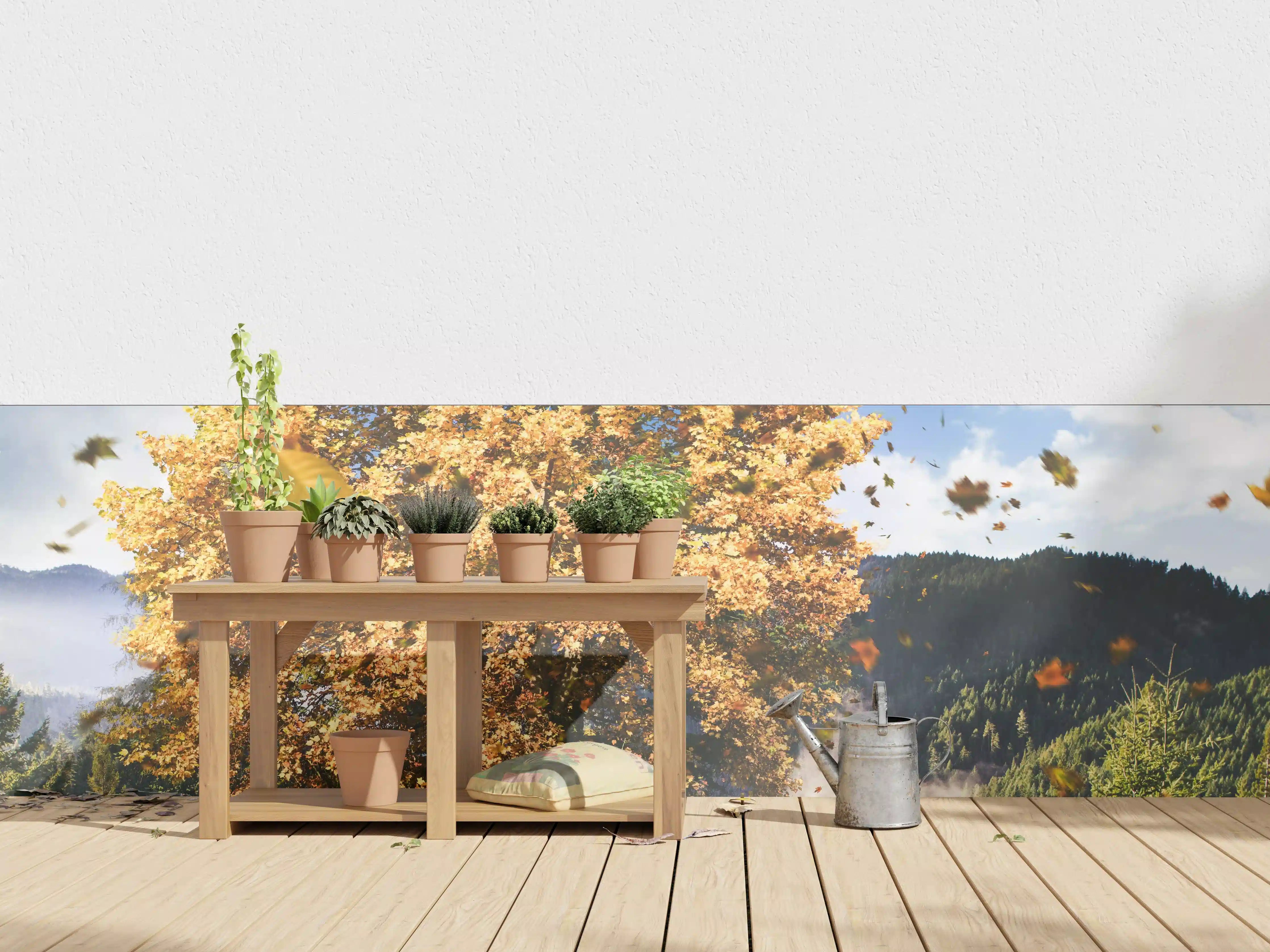 Wandverkleidung außen - Einzelner Herbst Baum im Wald bei Wind