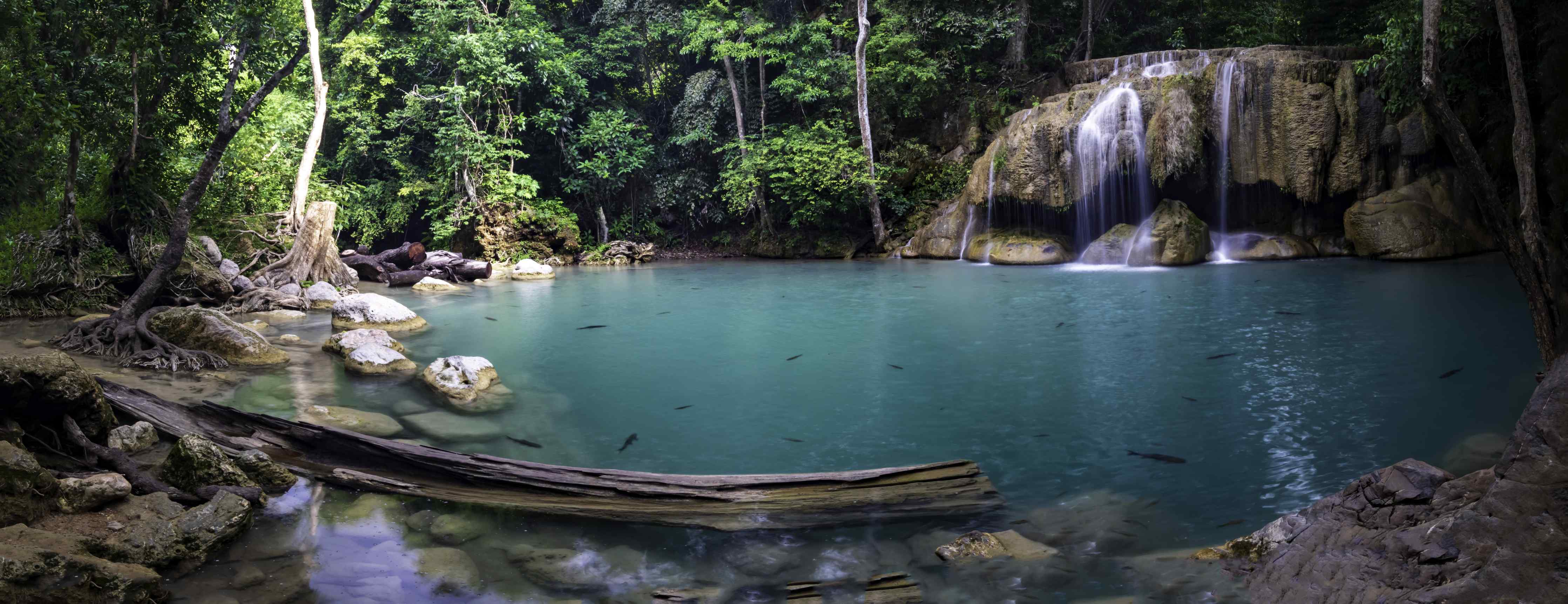 Wandverkleidung außen-Erawan-Wasserfall im tropischen Dschungel Surrou