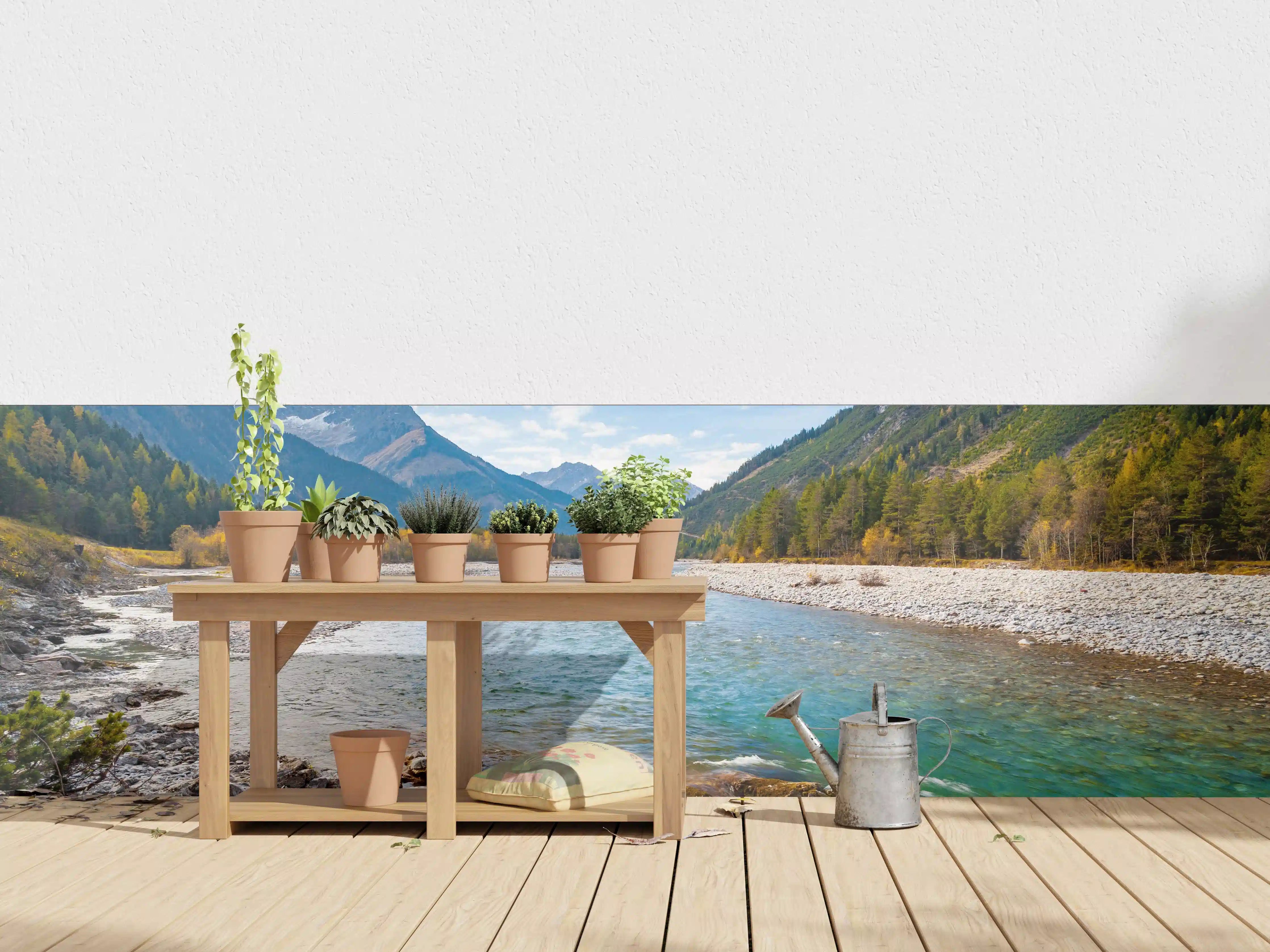 Wandverkleidung außen - Fluss durch die Alpen im Herbst