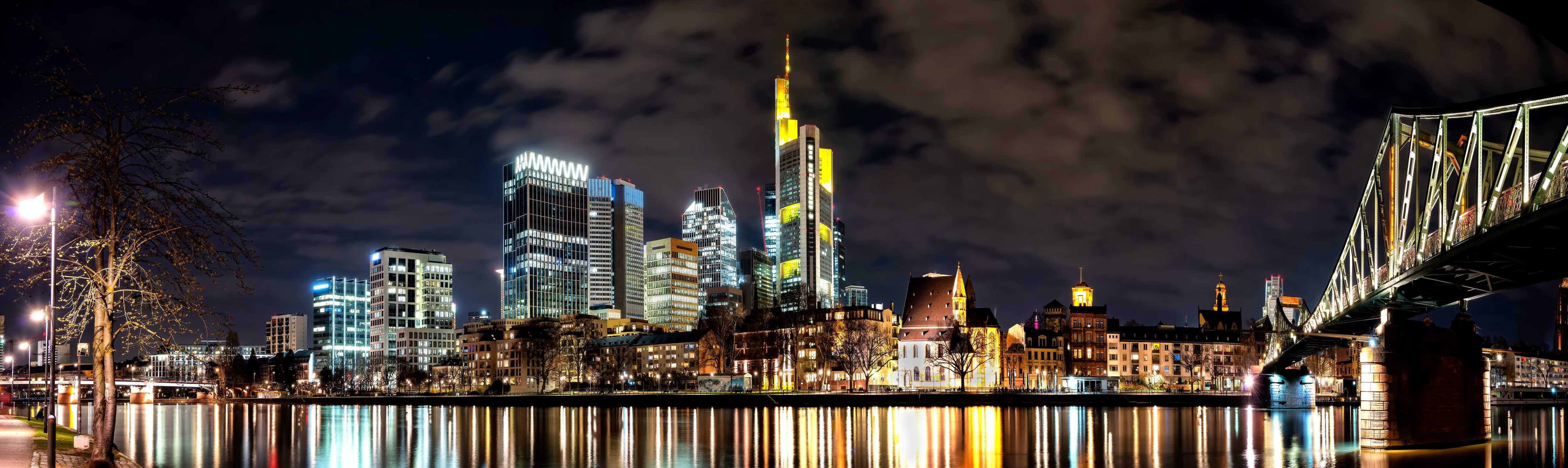 Wandverkleidung außen-Frankfurt Nachtportrait