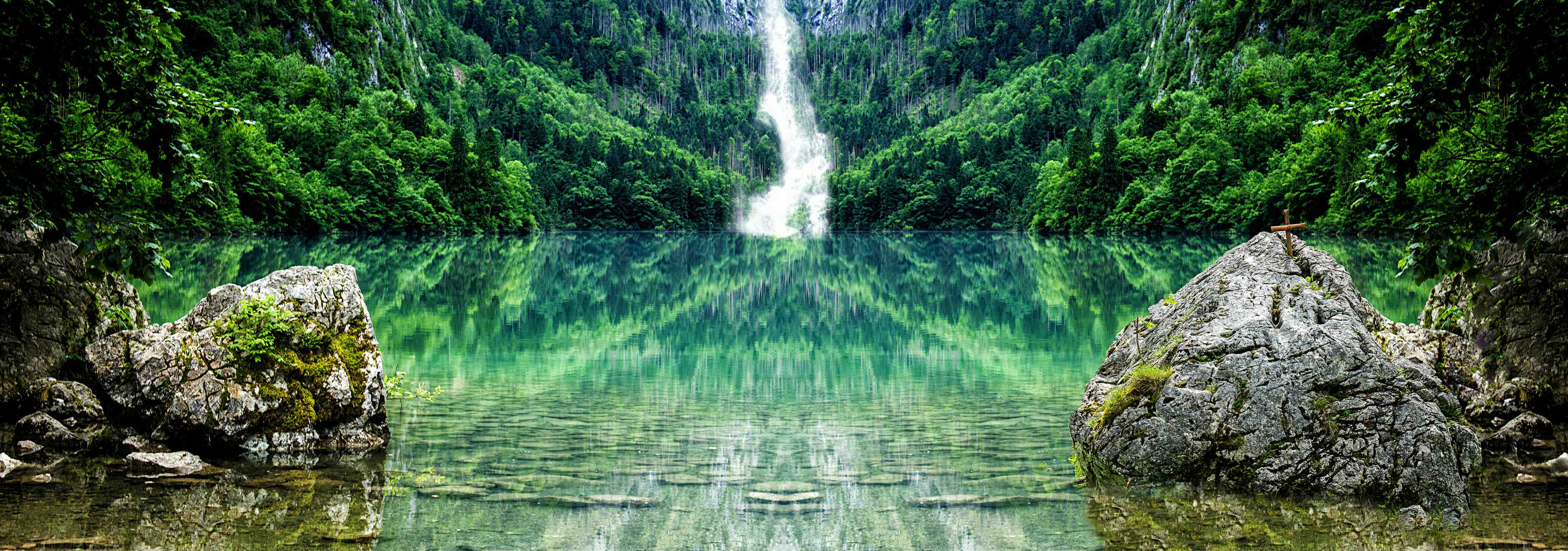 Wandverkleidung außen-Grüner Waldsee mit Wasserfall