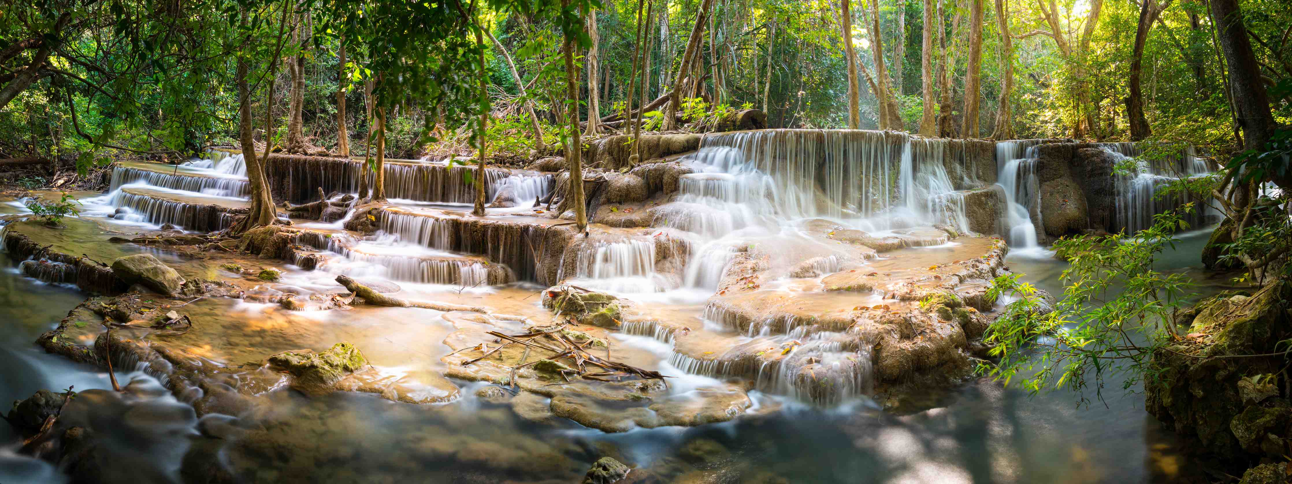 Wandverkleidung außen-Grüner Wasserfall im Wald