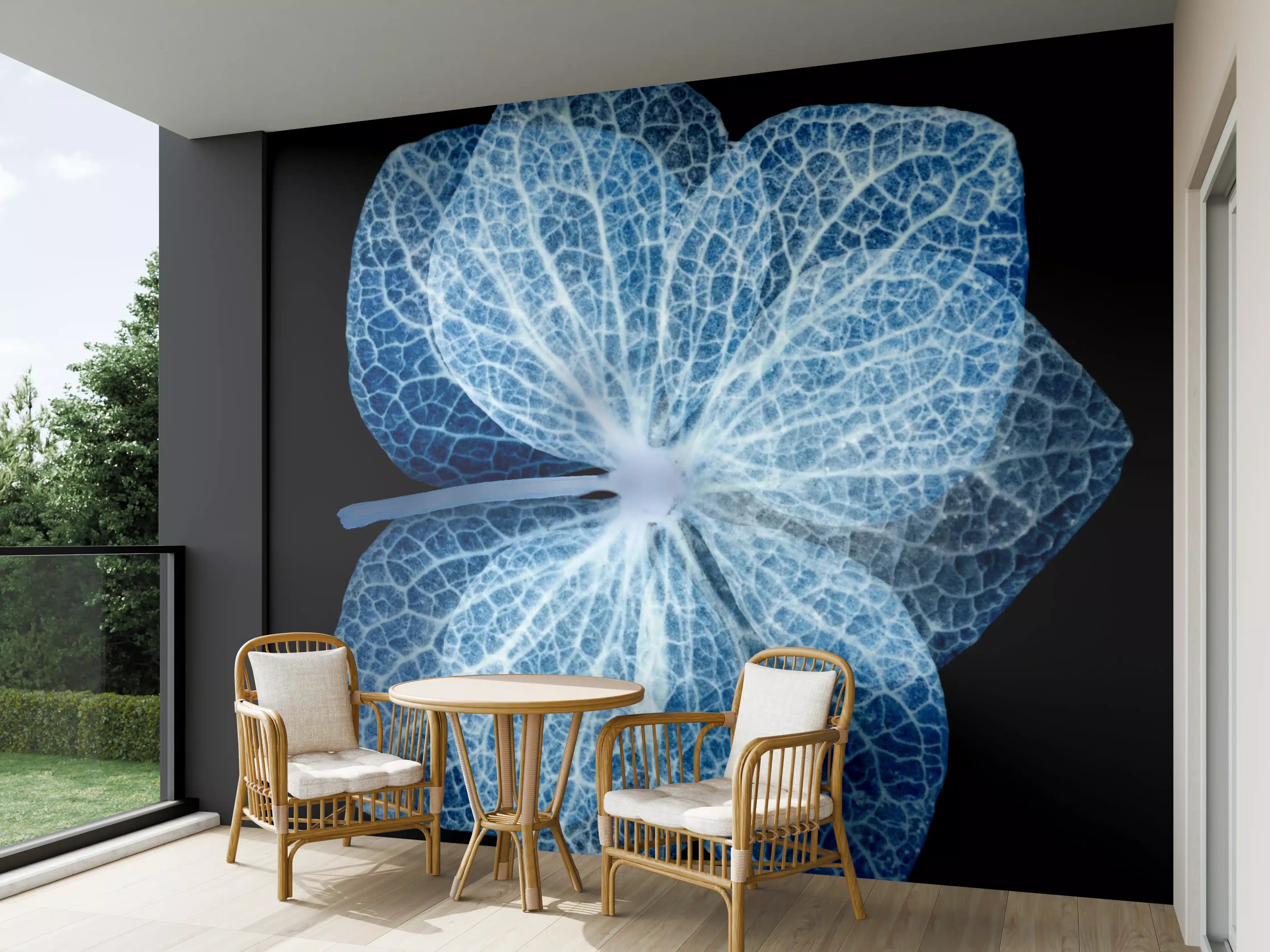Wandverkleidung außen - Leuchtend blaue Hortensie mit reflektierender Oberfläche