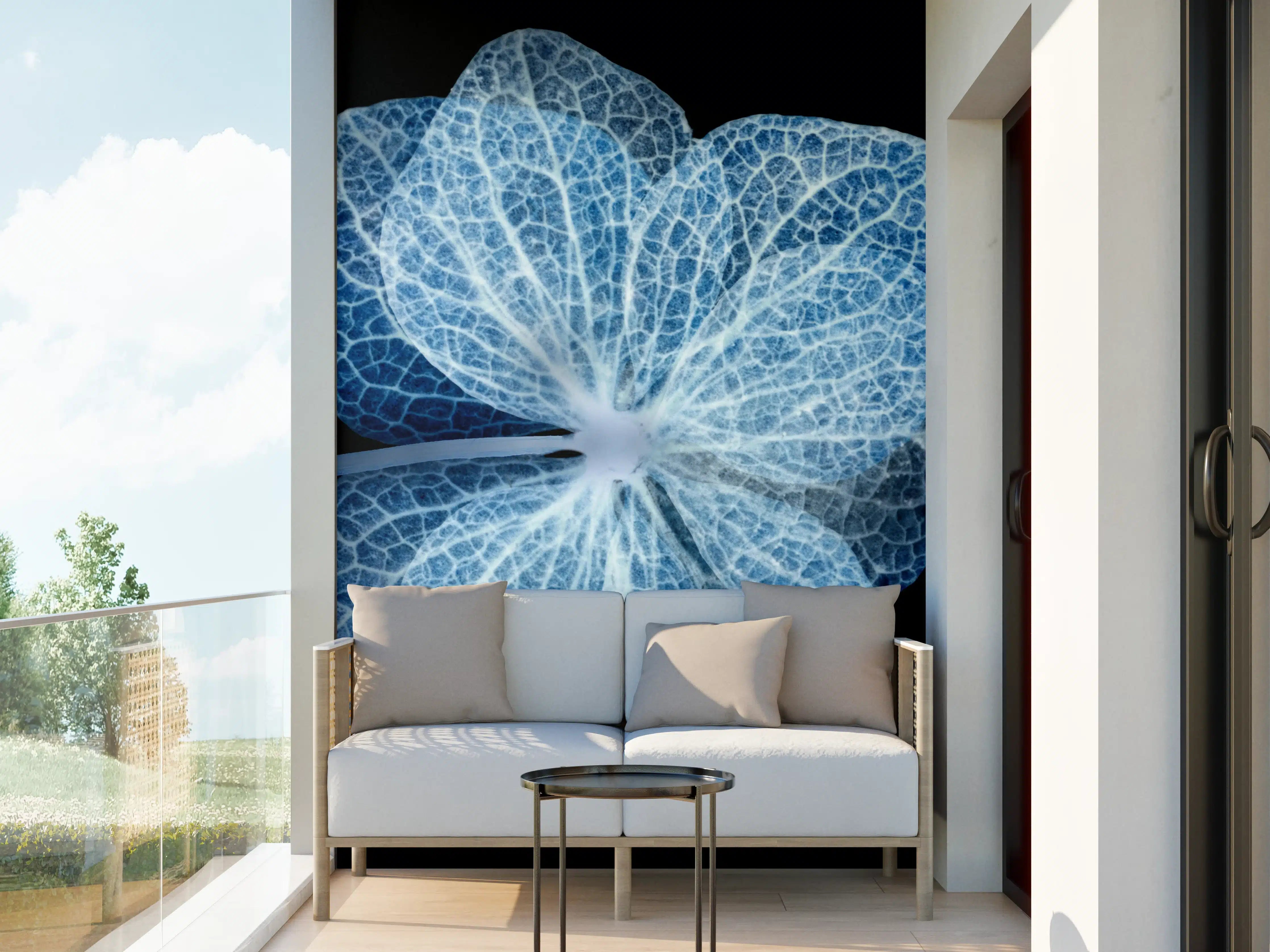 Wandverkleidung außen - Leuchtend blaue Hortensie mit reflektierender Oberfläche