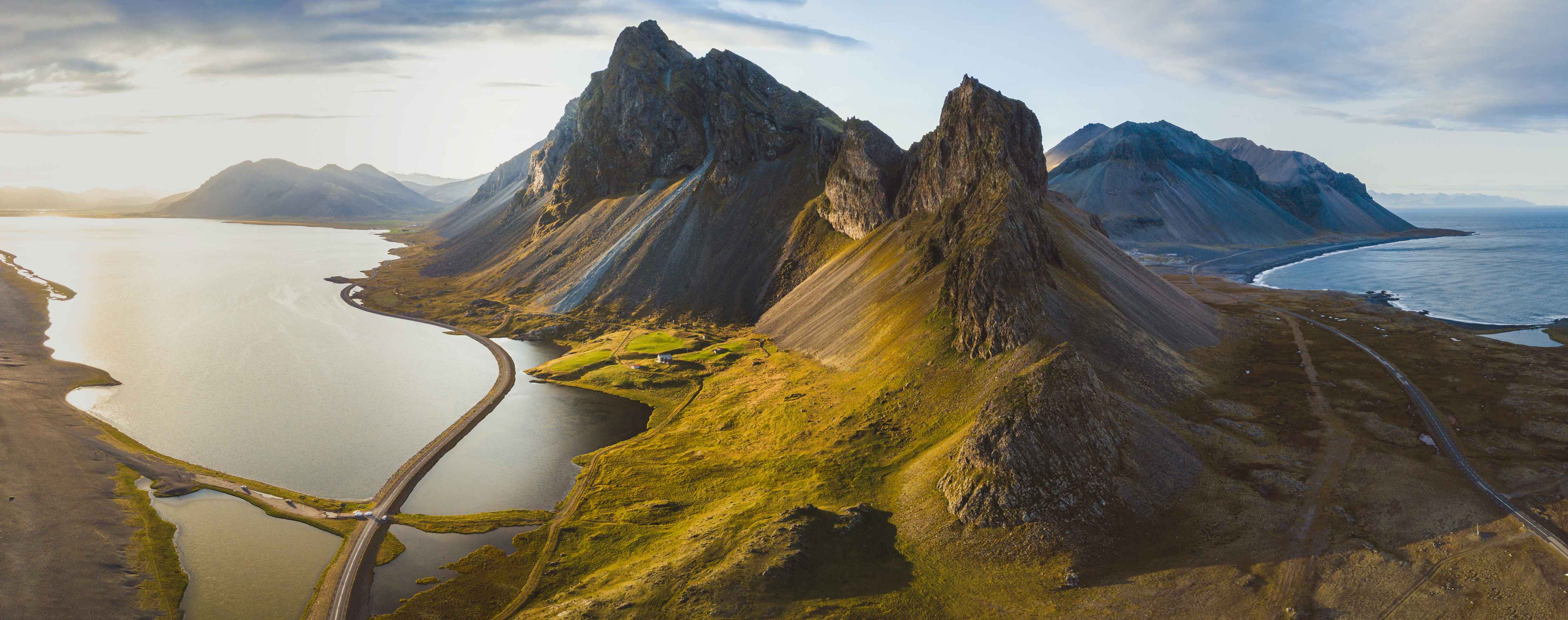 Wandverkleidung außen-Majestätische Berglandschaft mit Wasser und Straßen