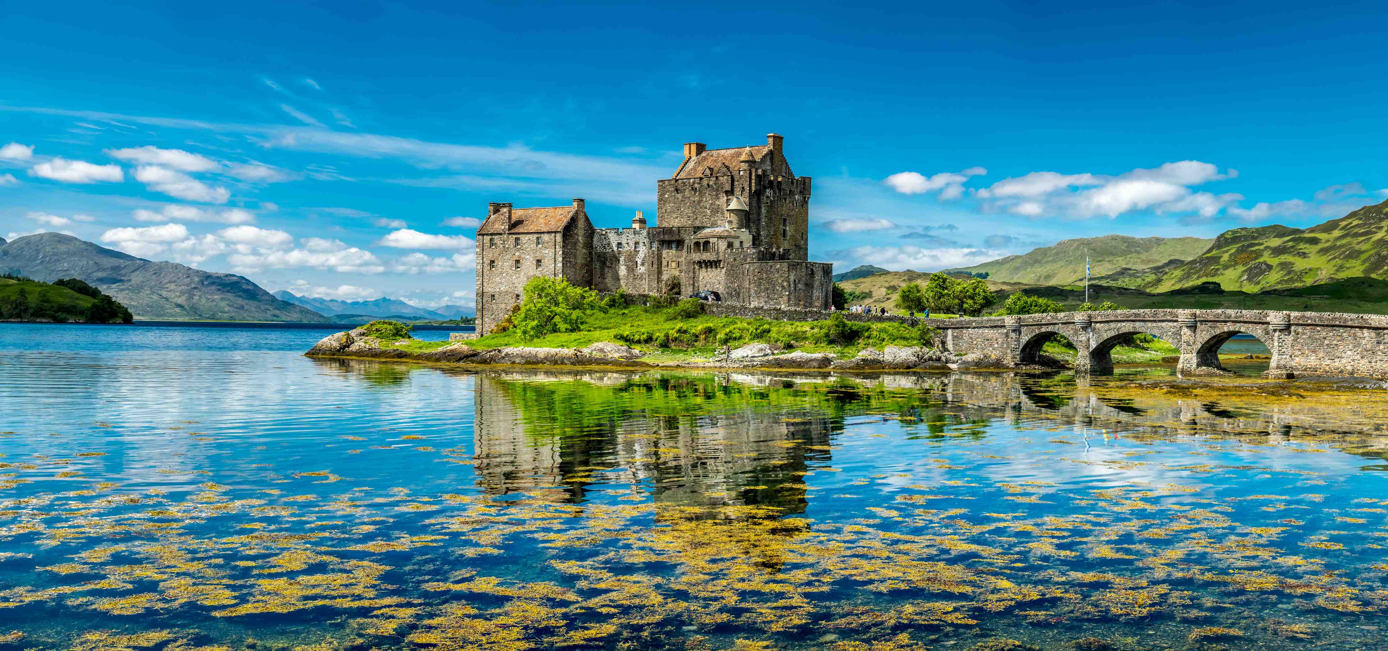 Wandverkleidung außen-Majestätisches schottisches Schloss am See
