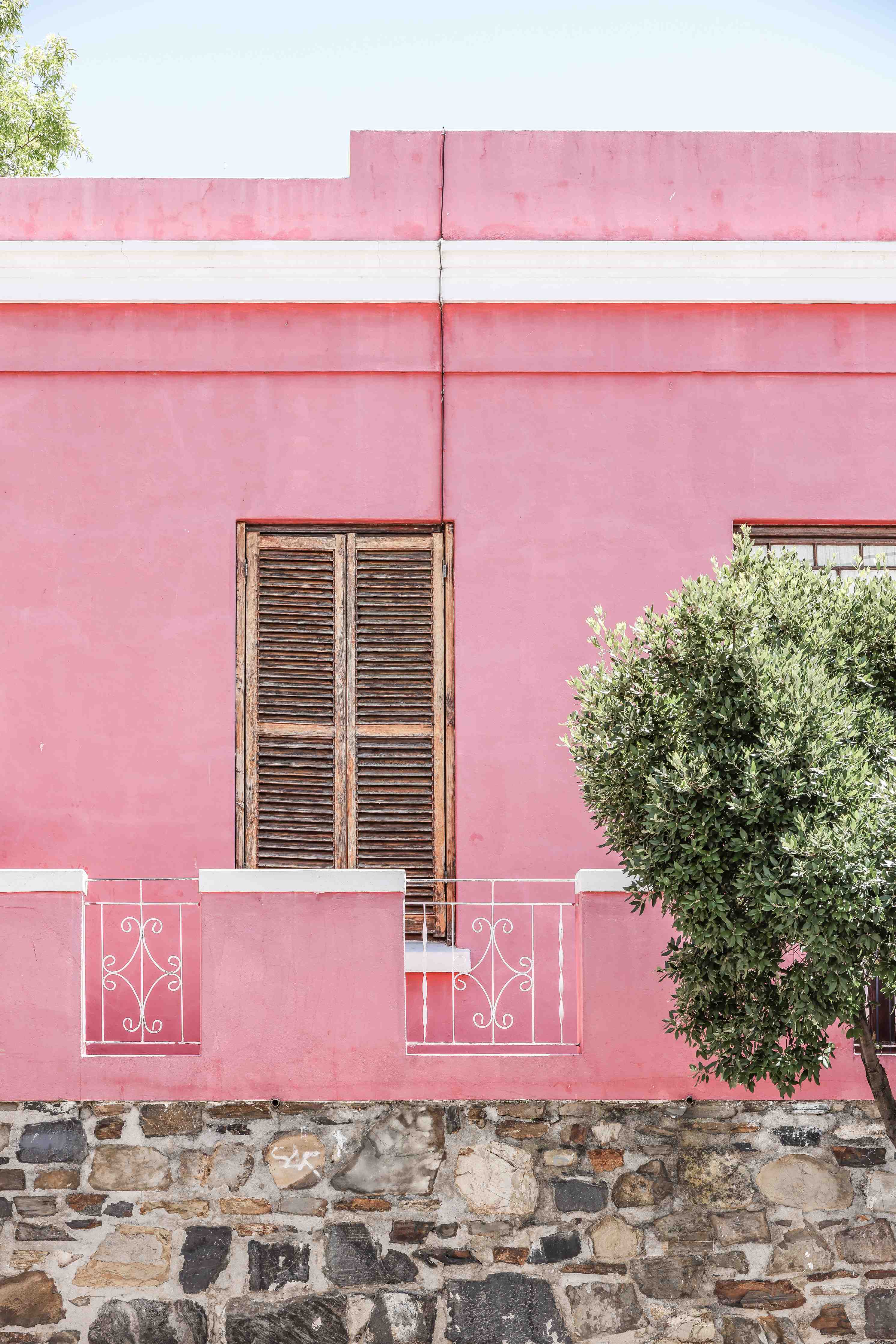 Wandverkleidung außen-Pinkfarbene Hausfassade Urban