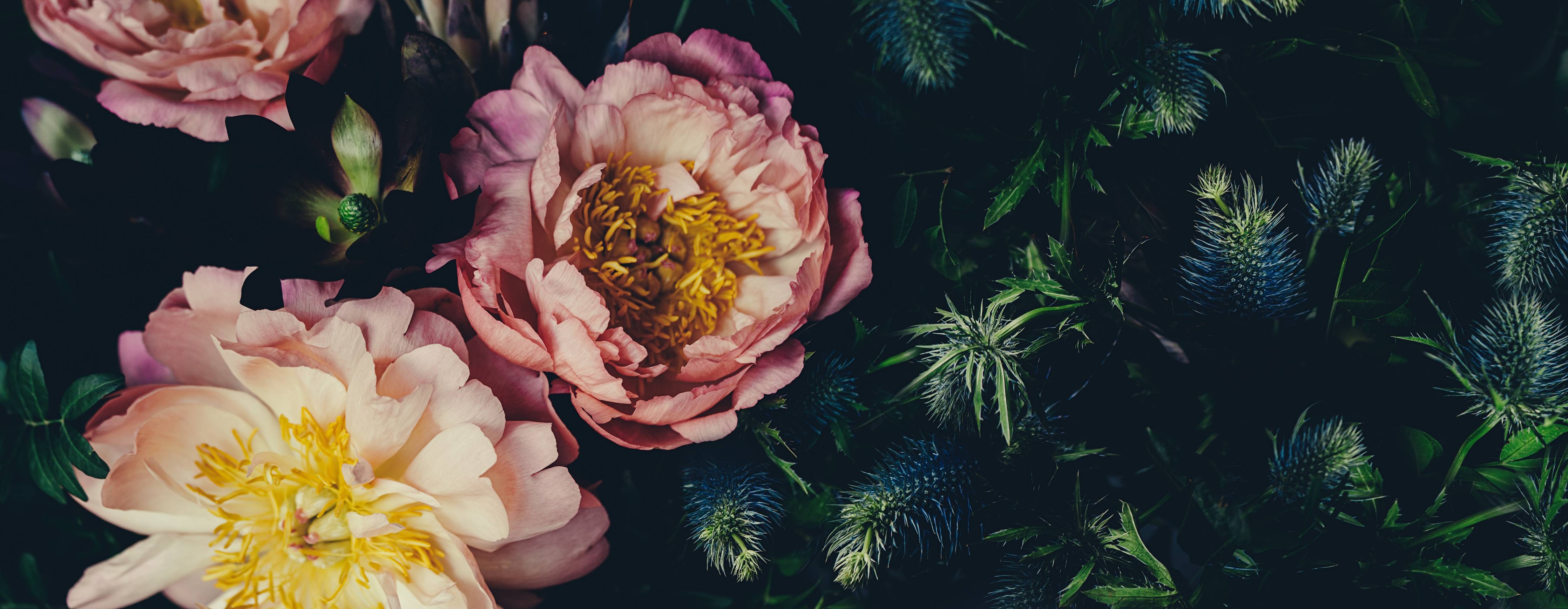Wandverkleidung außen-Rosa Blüten auf einer Wiese