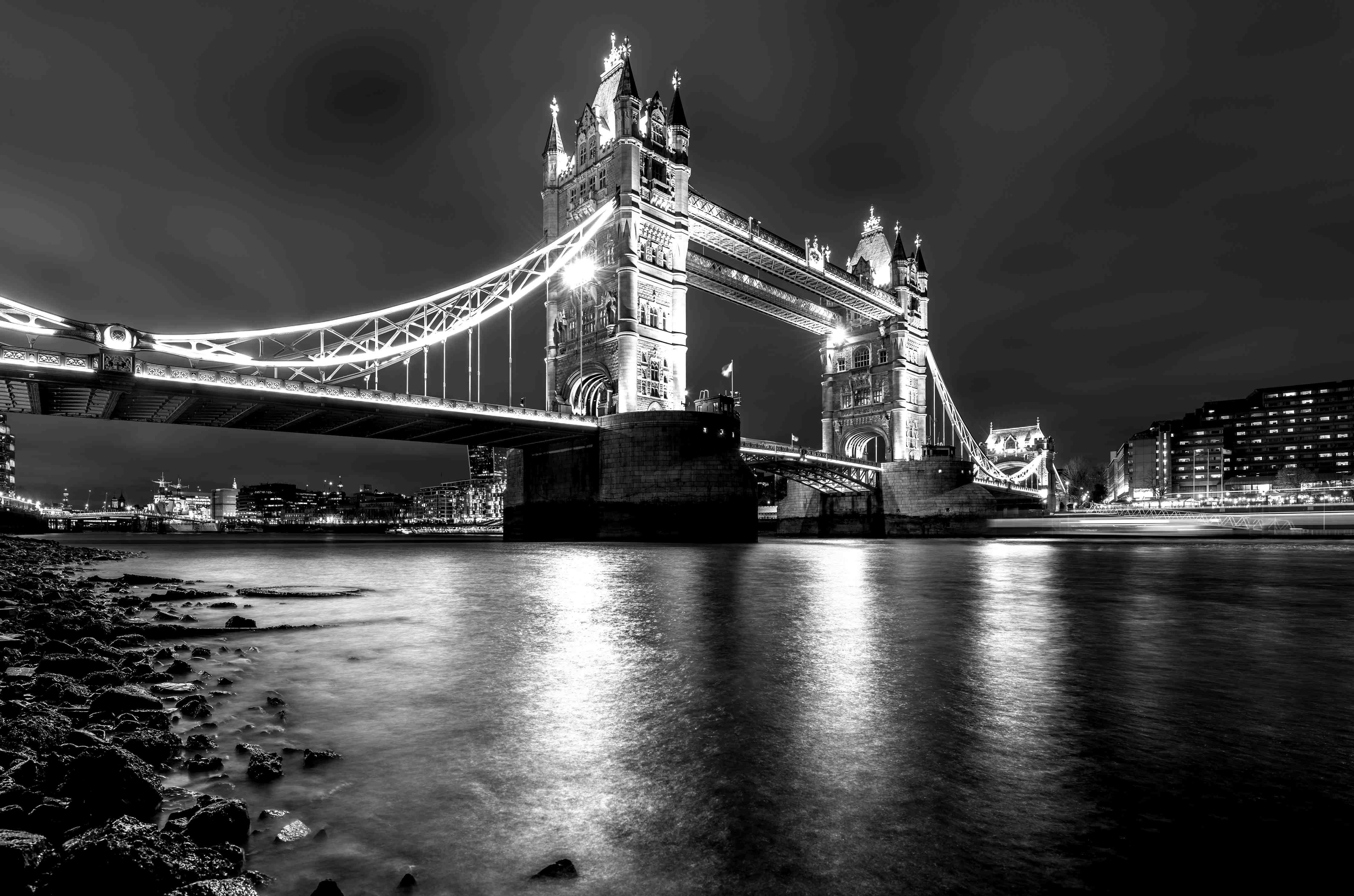 Wandverkleidung außen-Schwarz-Weiß-Bild von Tower Bridge bei Nacht