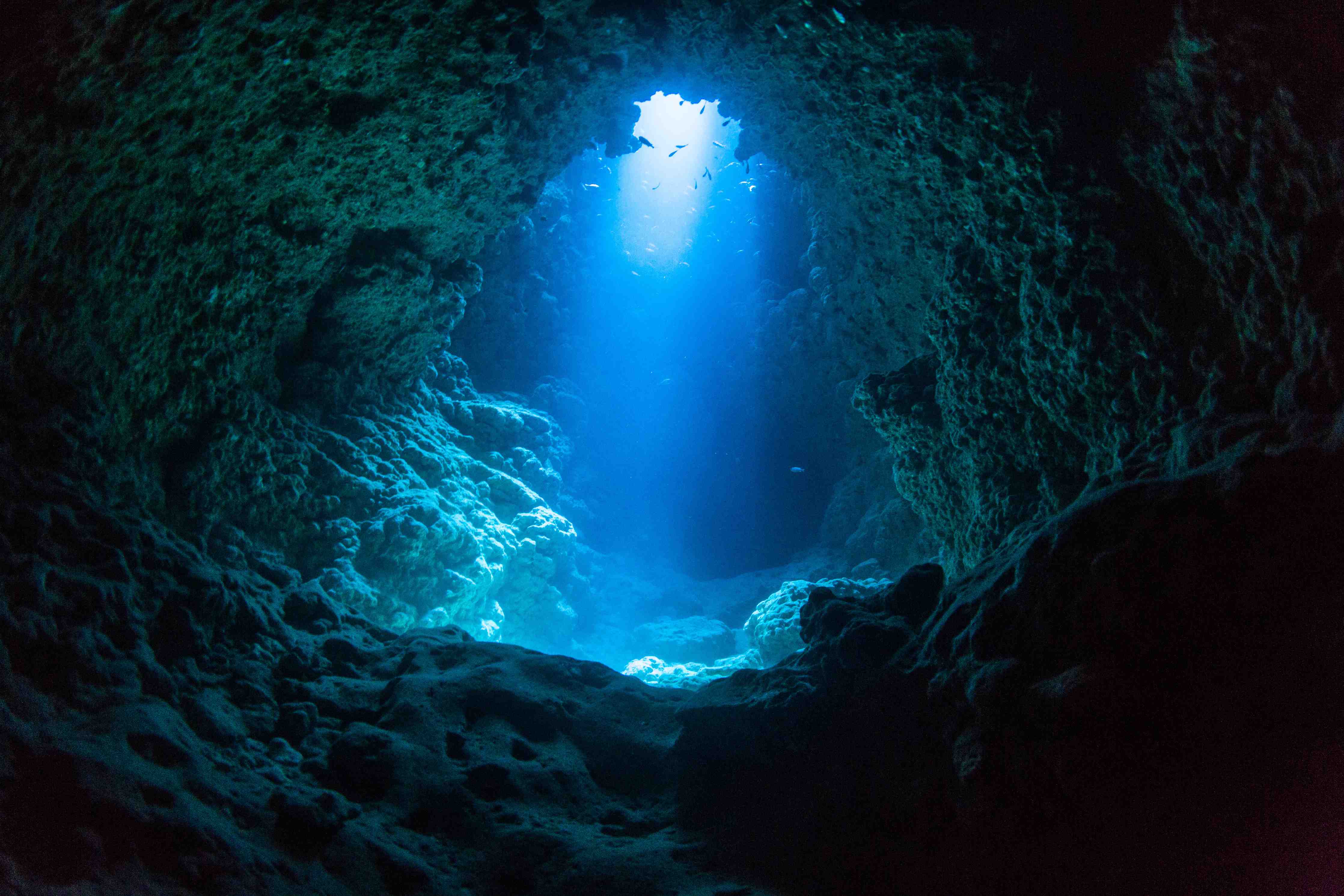 Wandverkleidung außen-Sonnenstrahl in die Unterwasserhöhle