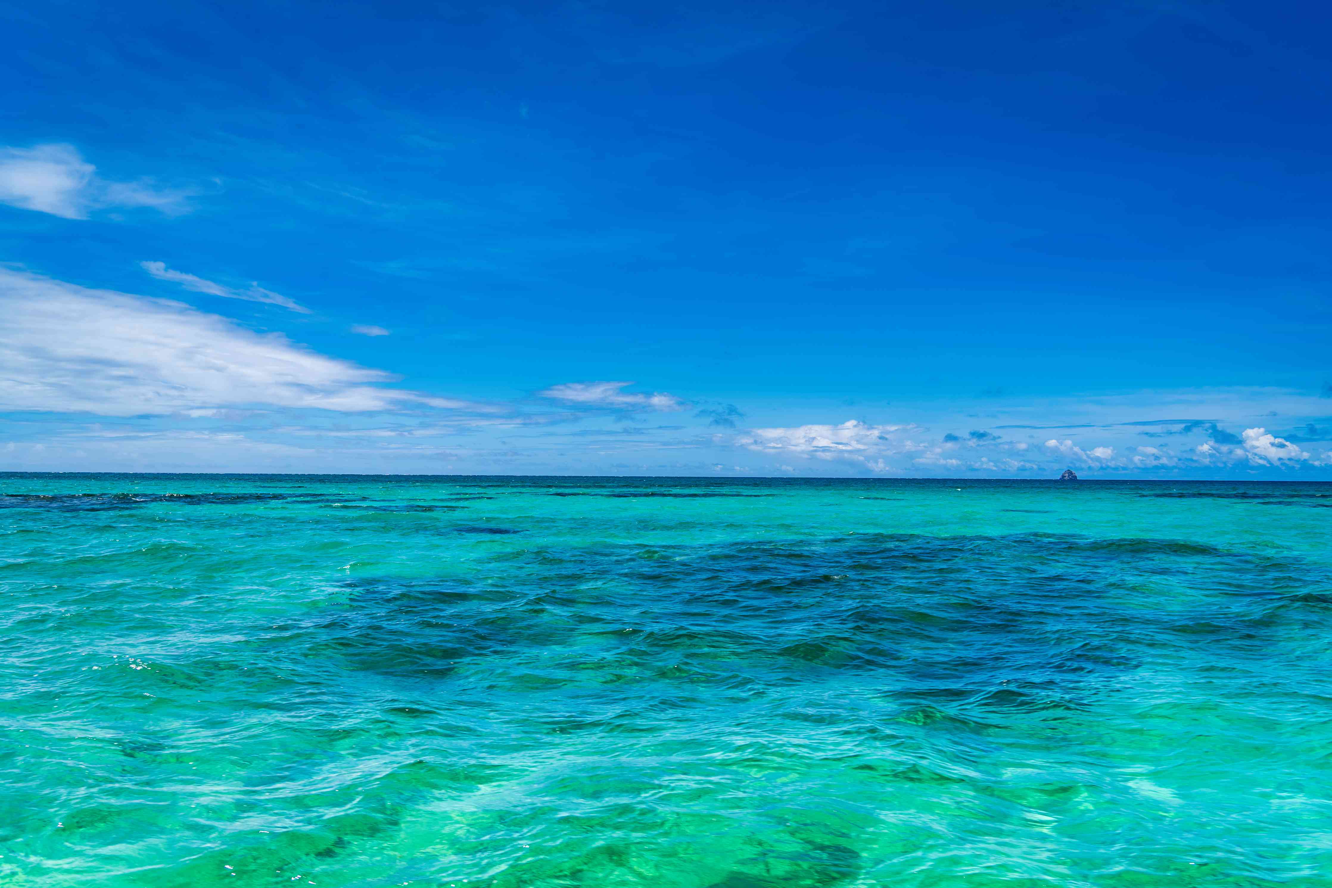 Wandverkleidung außen-Türkisblaues Wasser unter klarem Himmel