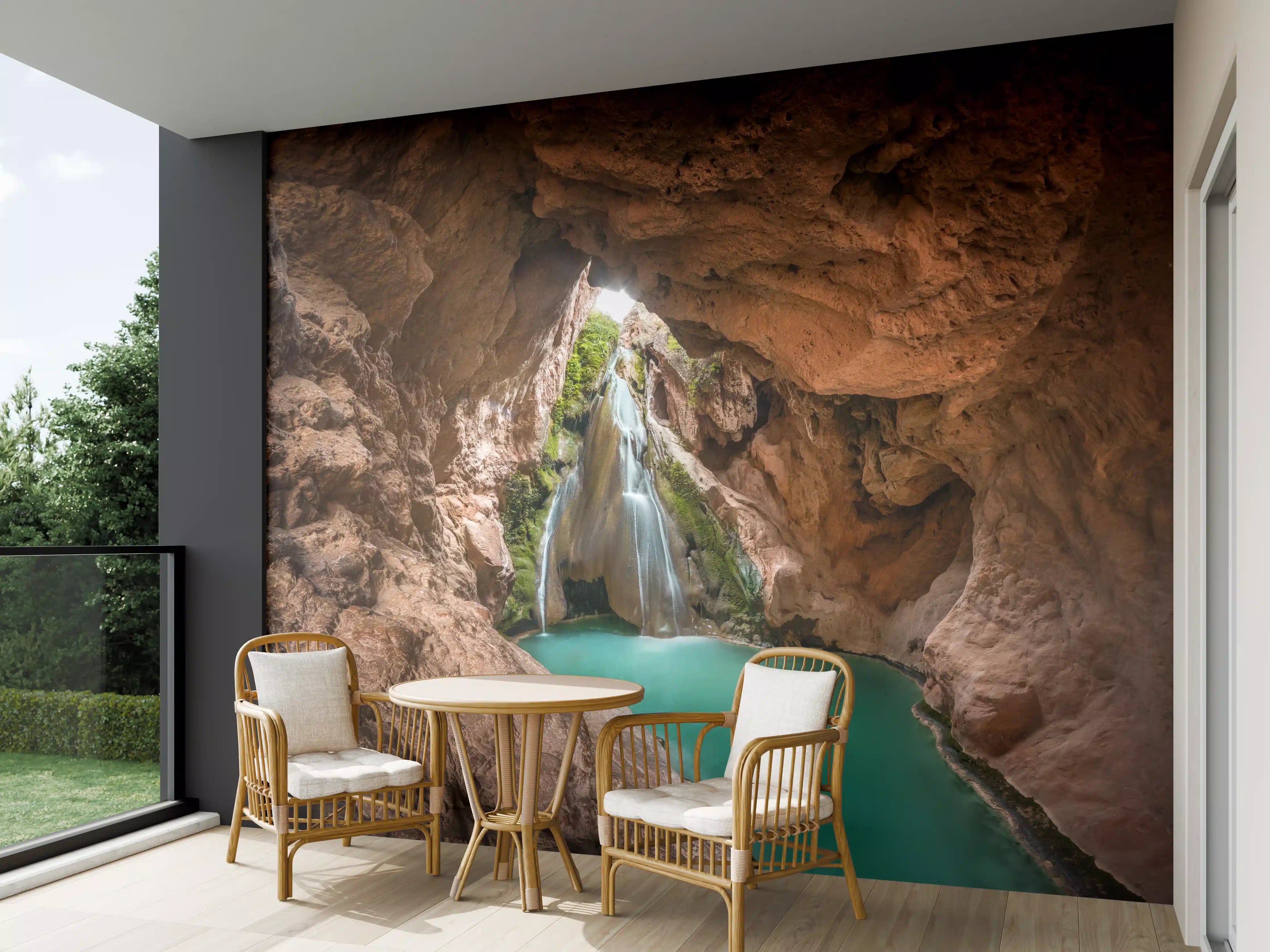 Wandverkleidung außen - Wasserfall in Höhle mit See in Valencia