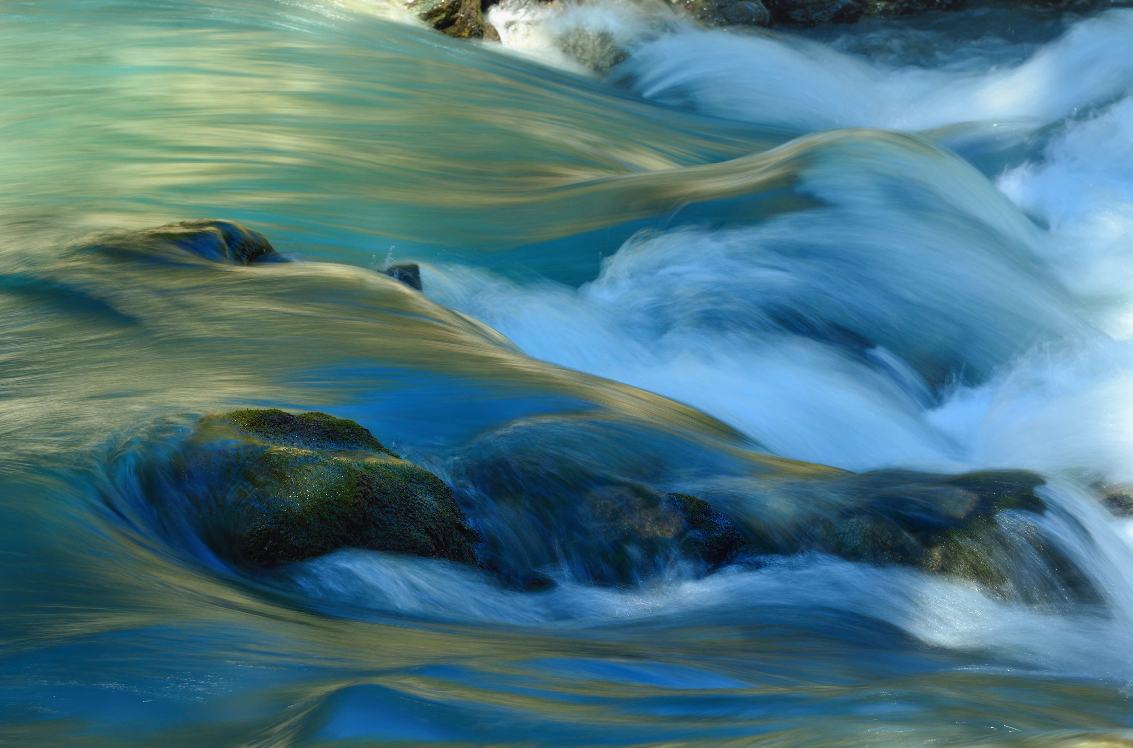 Wandverkleidung außen-Wasserströmung im Kaukasus