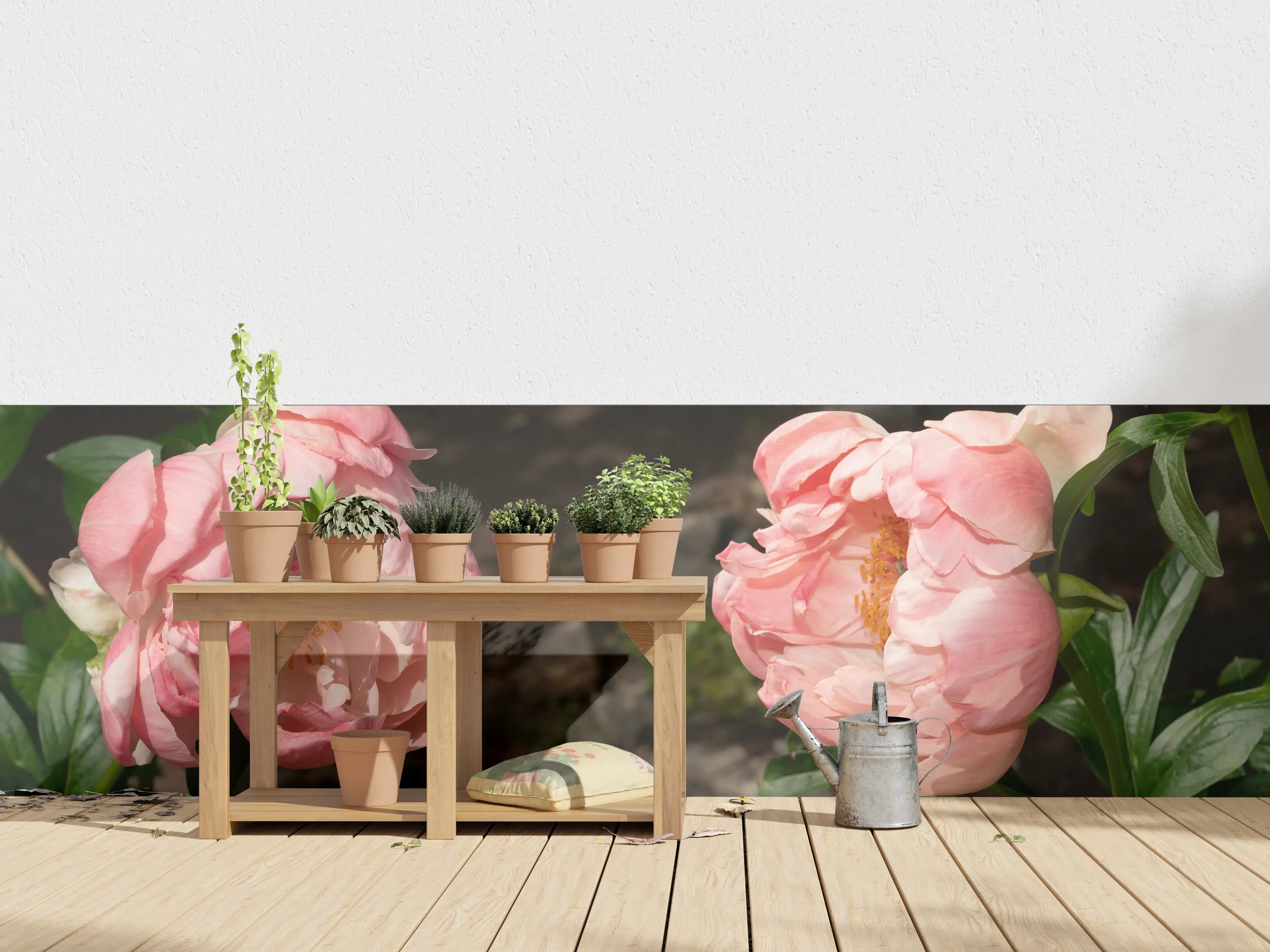 Wandverkleidung außen - Zwei rosa Pfingstrosen in einem alten Garten.